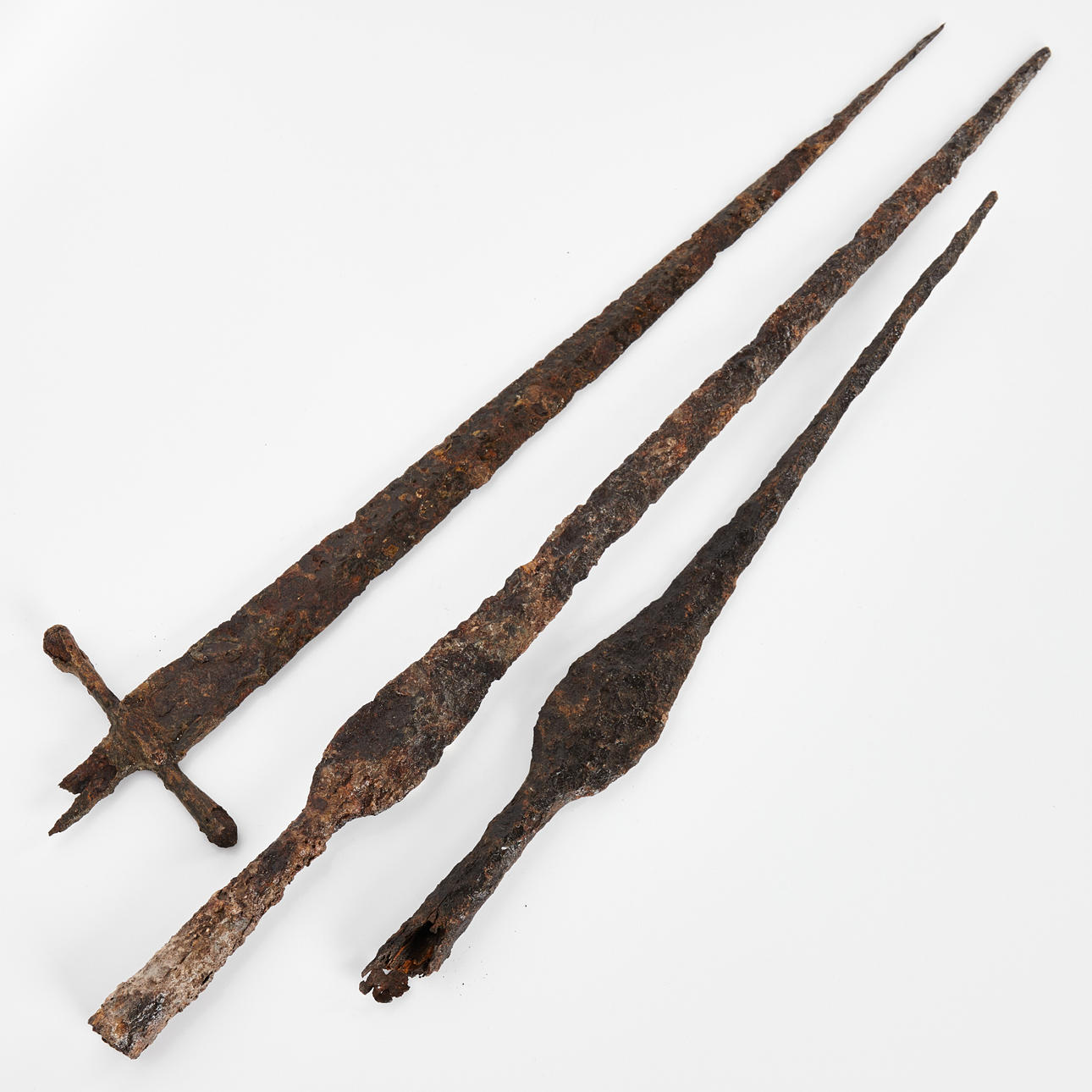 SVÄRD, 2 SPJUT, 1200-1400-tal. Vapen & Militaria - Blankvapen - Auctionet