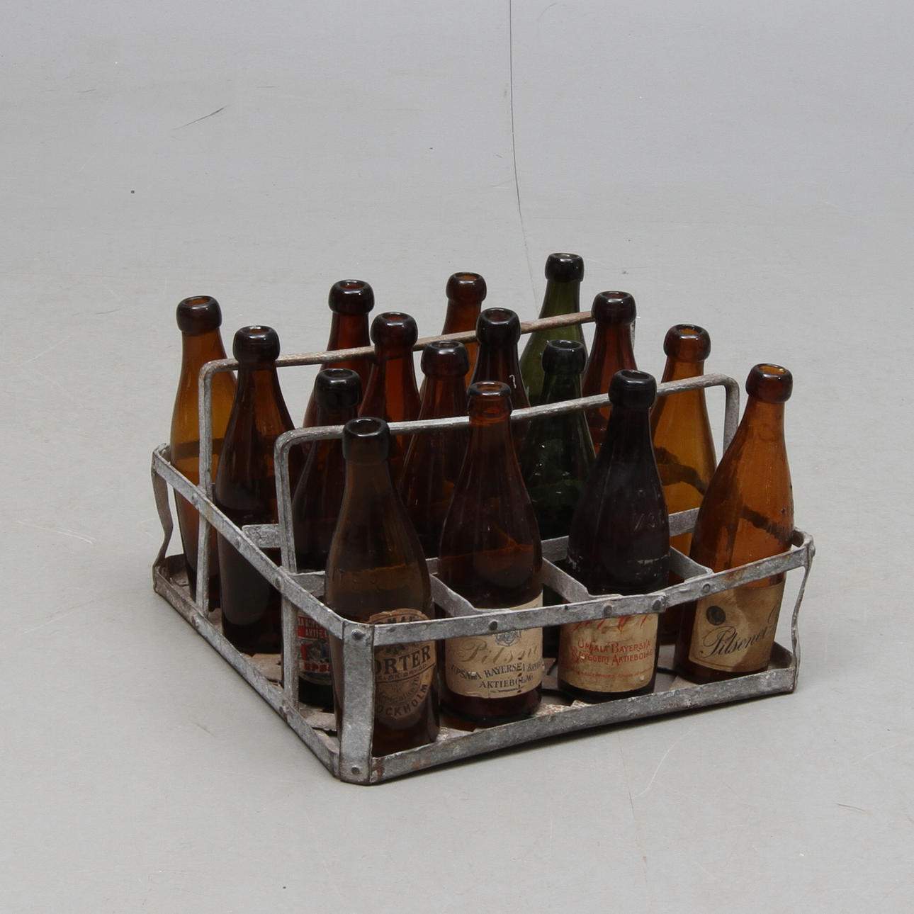 FLASKSTÄLL, samt FLASKOR, 16 st, 1900-tal.