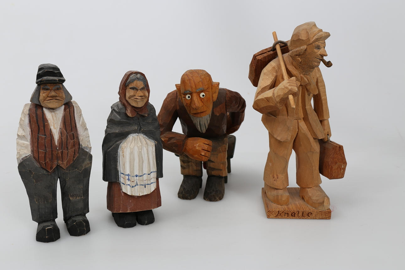 OIDENTIFIERAD KONSTNÄR. Träsniderier, 4 stycken, 1900-tal.