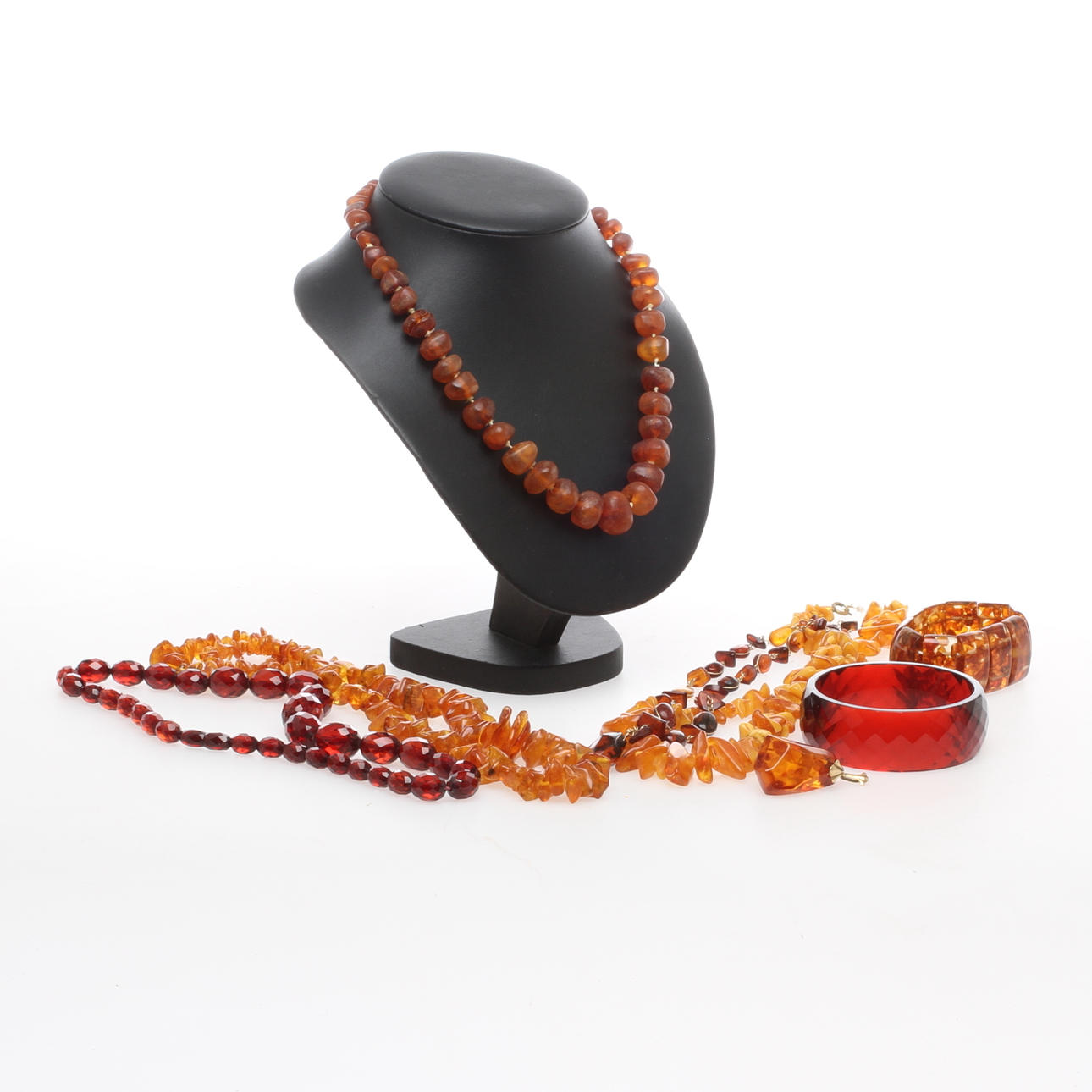 PARTI SMYCKEN, bärnsten/bärnstensimitation, bland annat halsband.