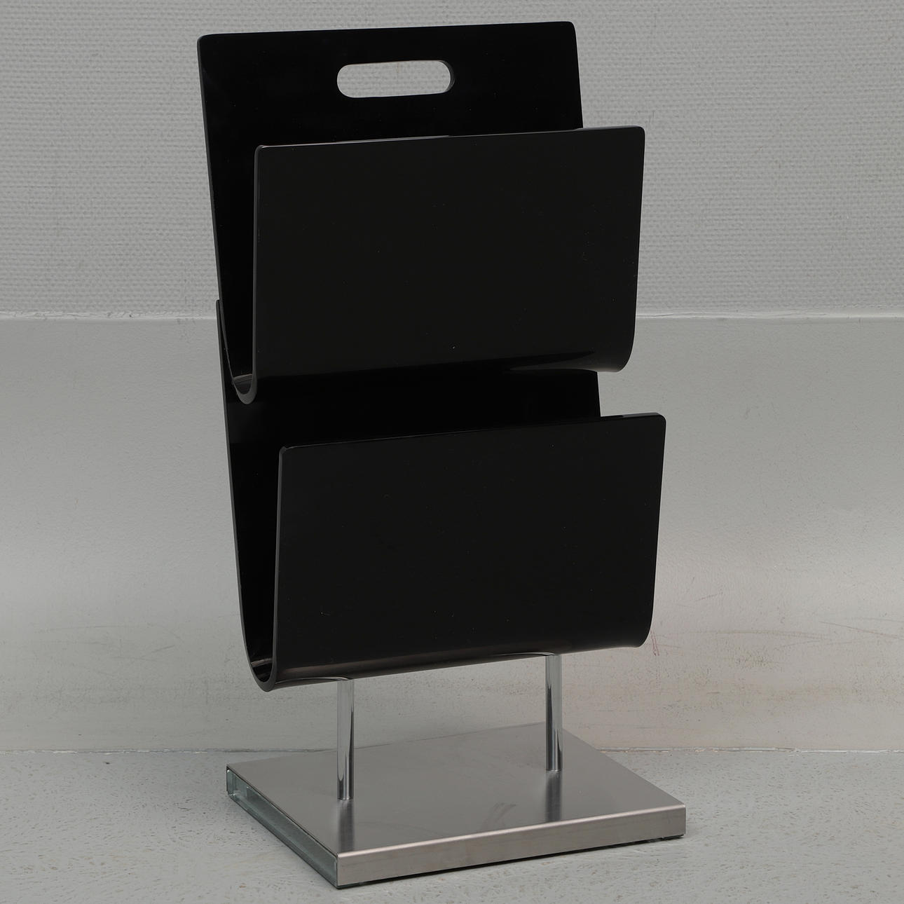 TIDNINGSSTÄLL, plast & metall.