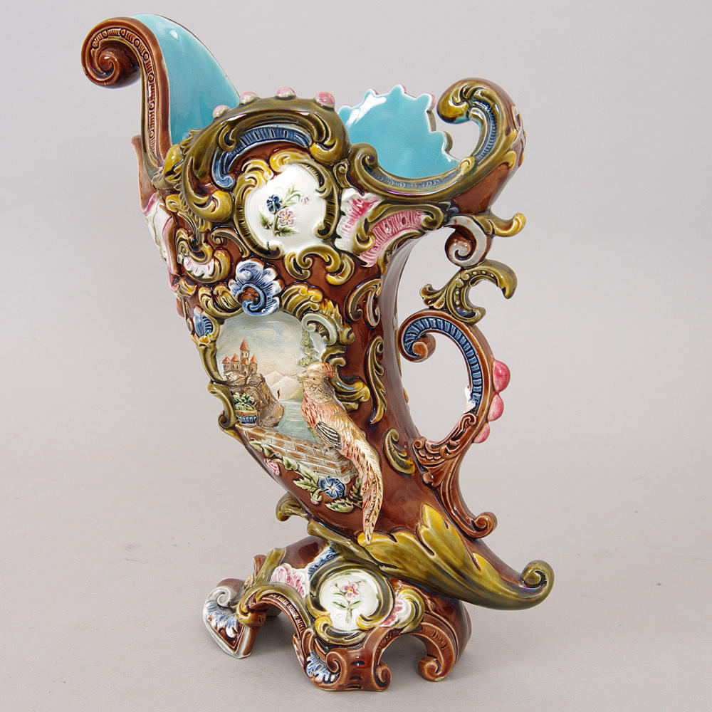 VAS MED HÄNKEL, majolika, tidigt 1900-tal.