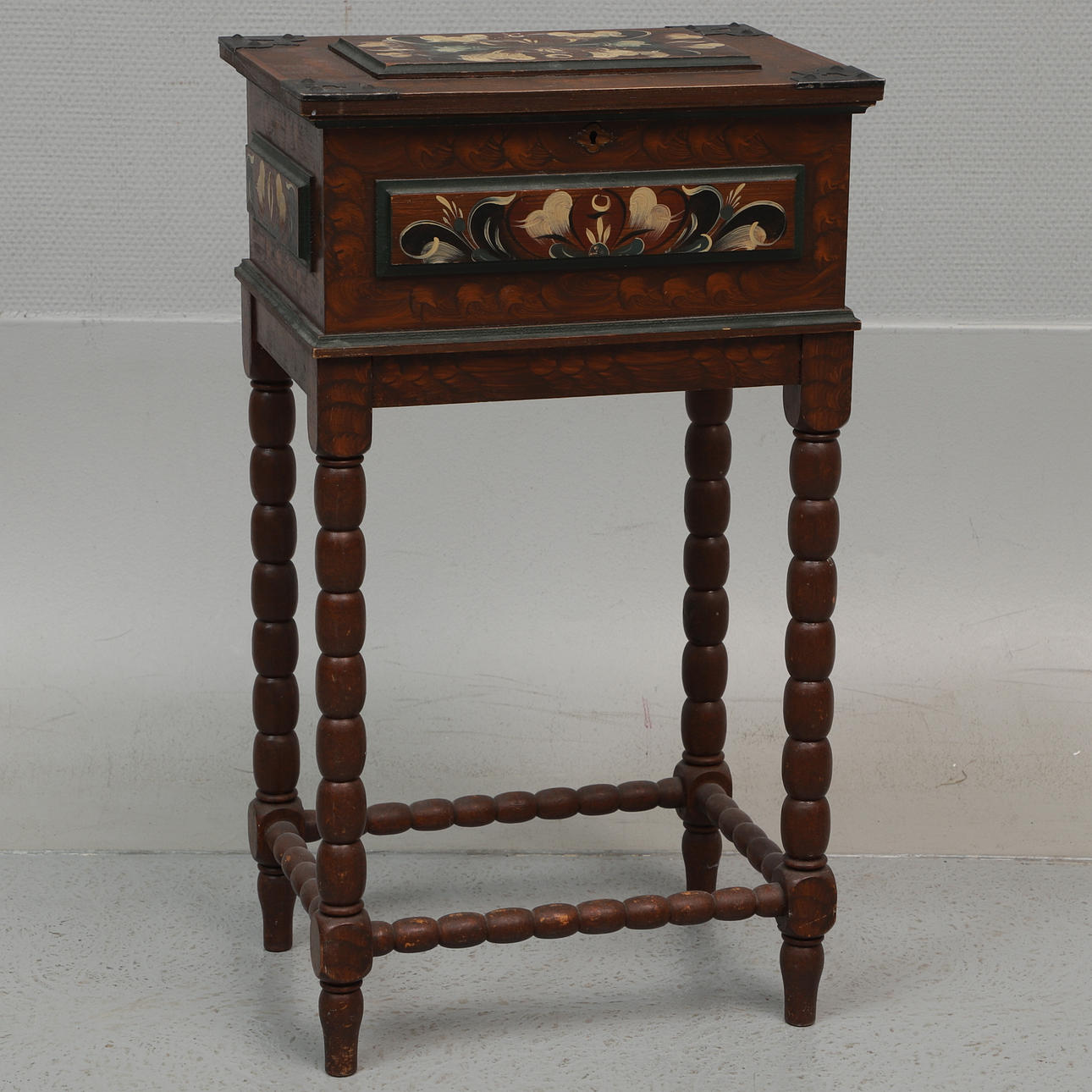 SEWING TABLE, commoner, turned and painted wood, 1900s. Furniture ...