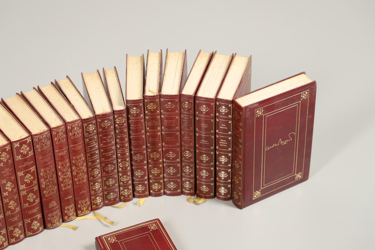 EN MÆNGDE RØDE LÆDERINDBUNDNE BØGER.