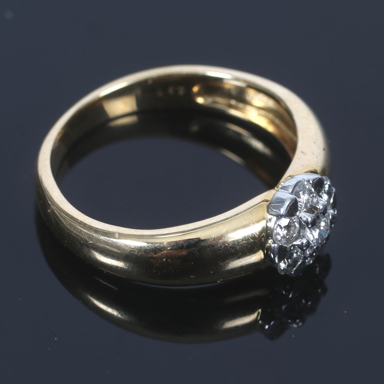 (G25) RING, 18k guld, med 7 briljanter tot. 0,3 ct. 19/2000-tal ...