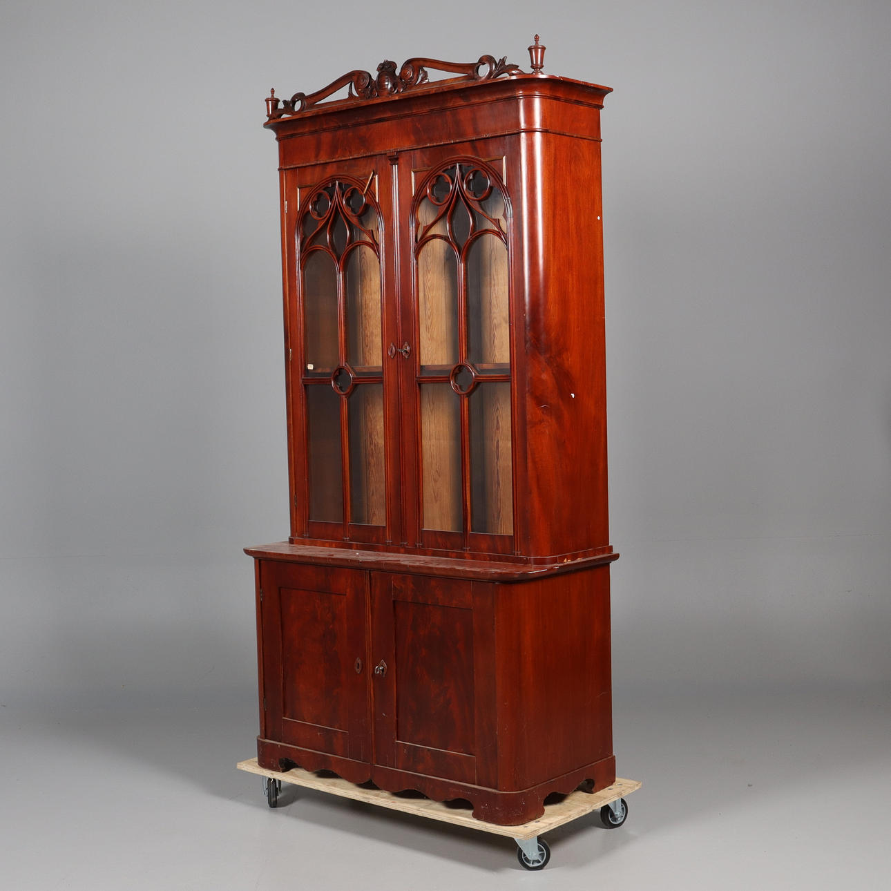 VITRINA ESTILO GÓTICO Siglo XIX Caoba.