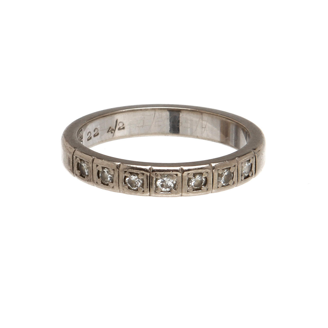 RING, 18k vitguld med 7 diamanter, totalt ca 0,22 ct, 4,8 gram.
