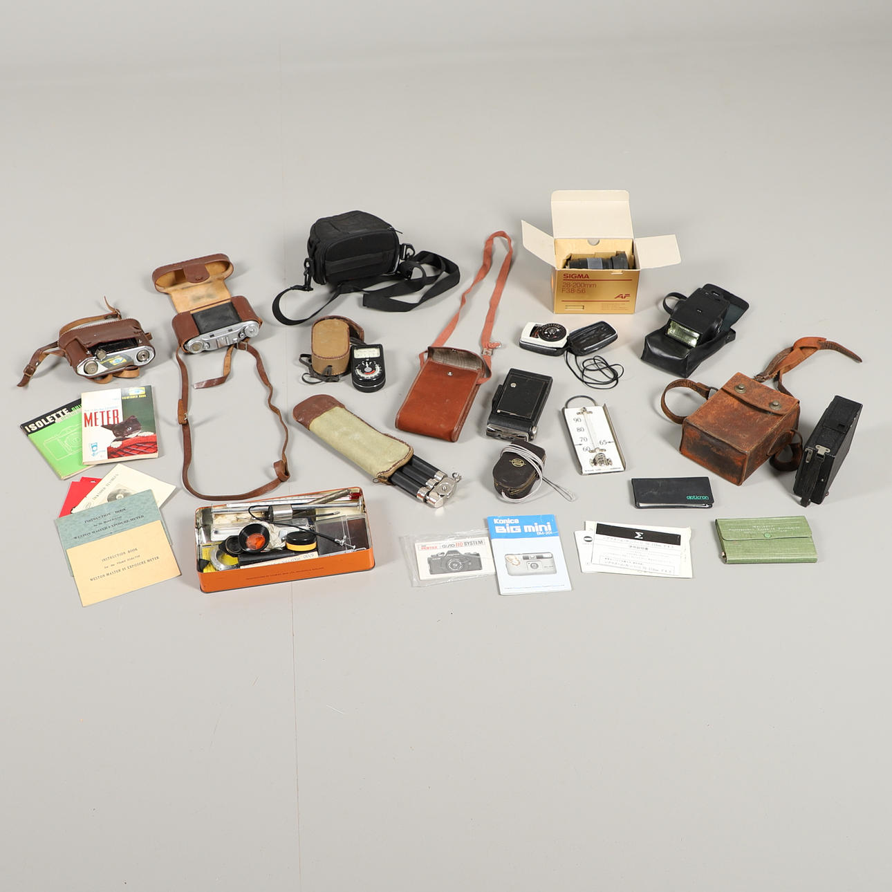 VINTAGE-KAMERAT JA LISÄVARUSTEET.