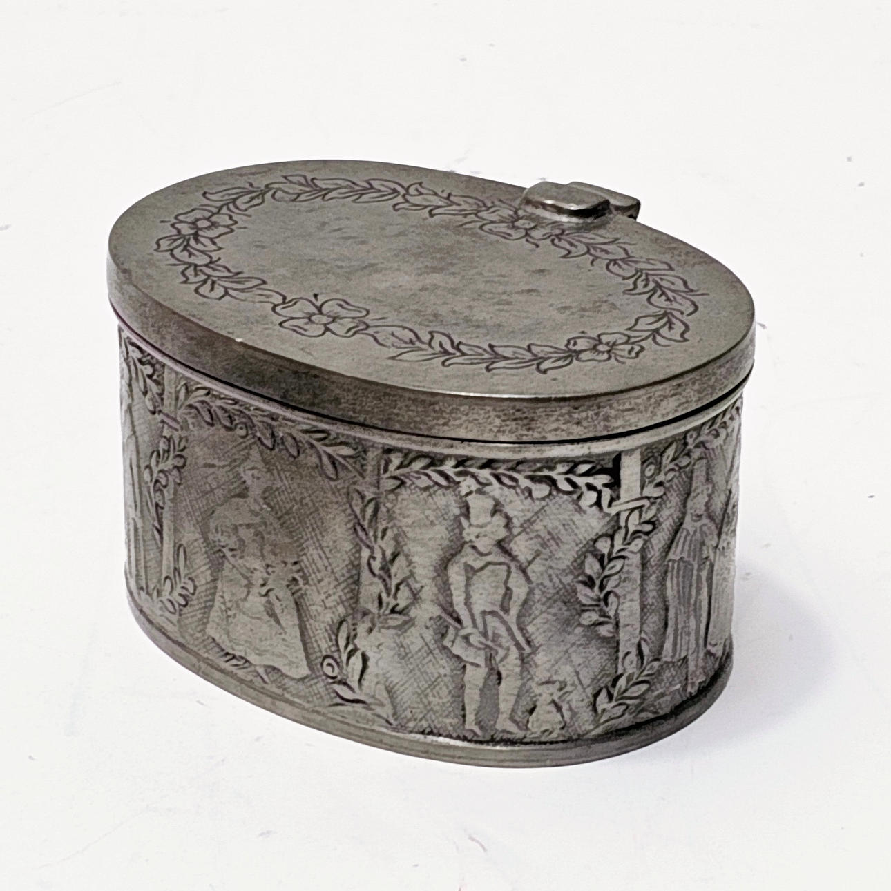 CAJA DE COLECCIÓN EN ESTAÑO REPUJADO. CIRCA 1900.