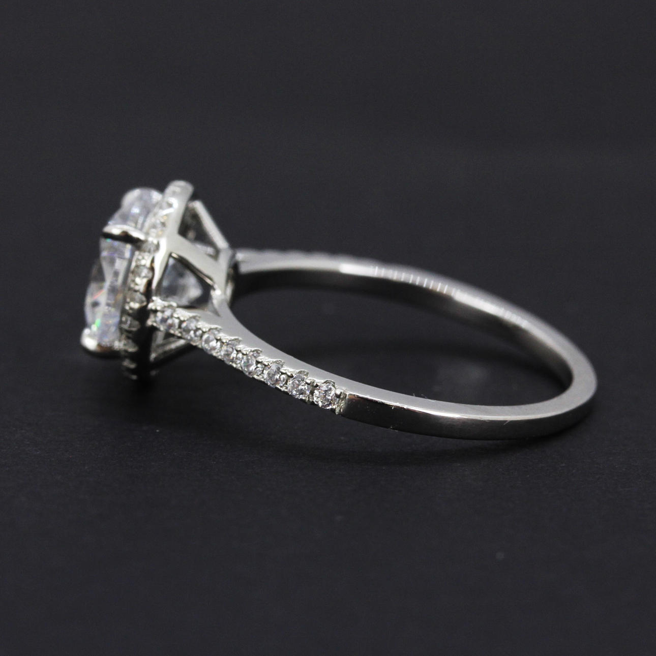 SILVER & VIT STEN RING. Smycken & Ädelstenar - Ringar - Auctionet