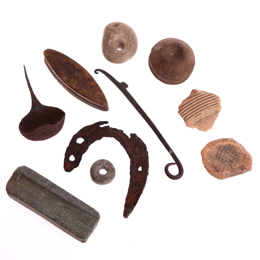 FORNFÖREMÅL, järn/sten, keramik, järnålder ca 100-1000 e Kr.