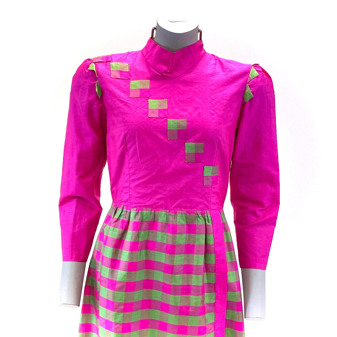 VINTAGE LÅNGÄRMAD SIDENKLÄNNING.