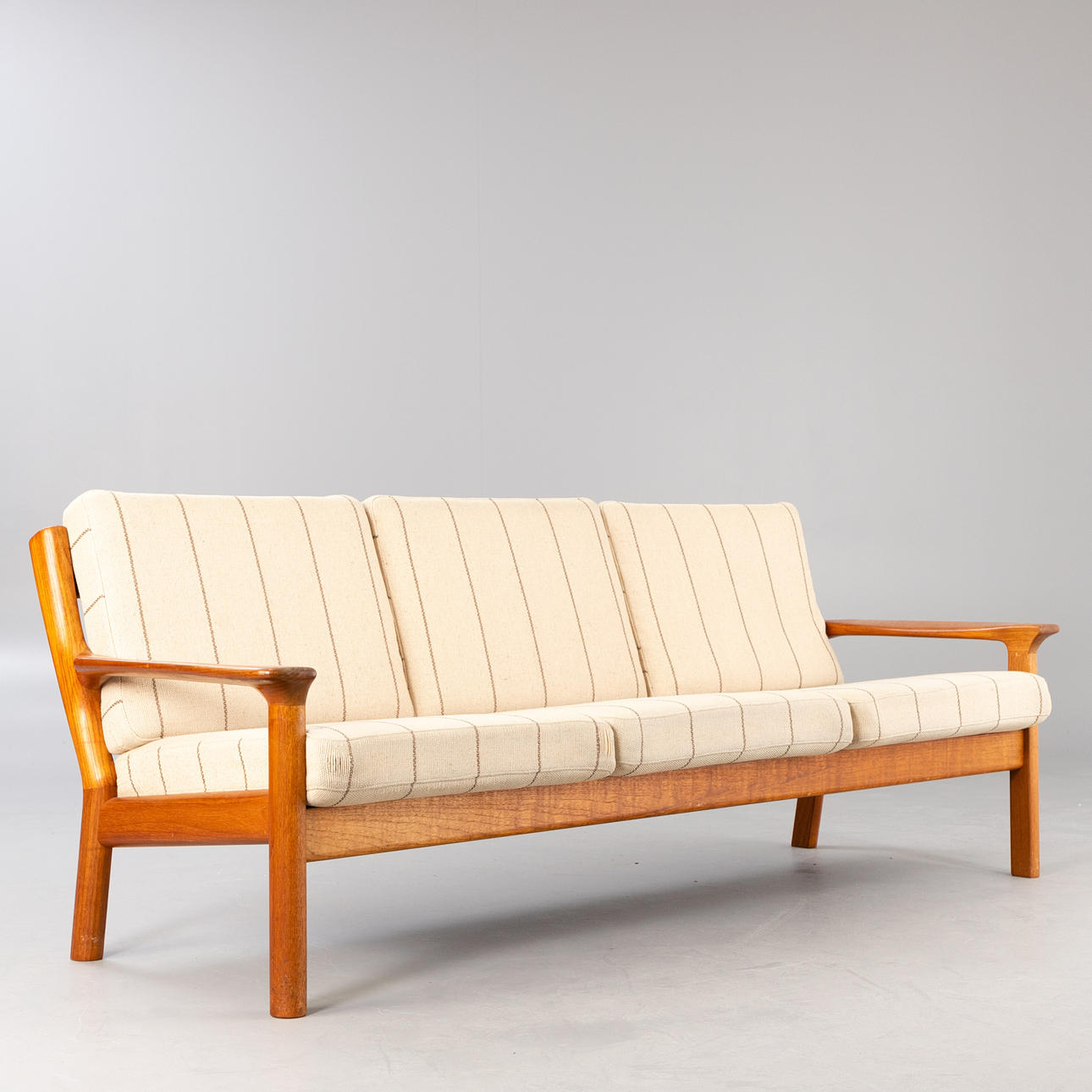 JUUL KRISTENSEN. Glostrup. Teak soffa/3-sits ”Caesar”. Dansk design från mitten av århundradet.