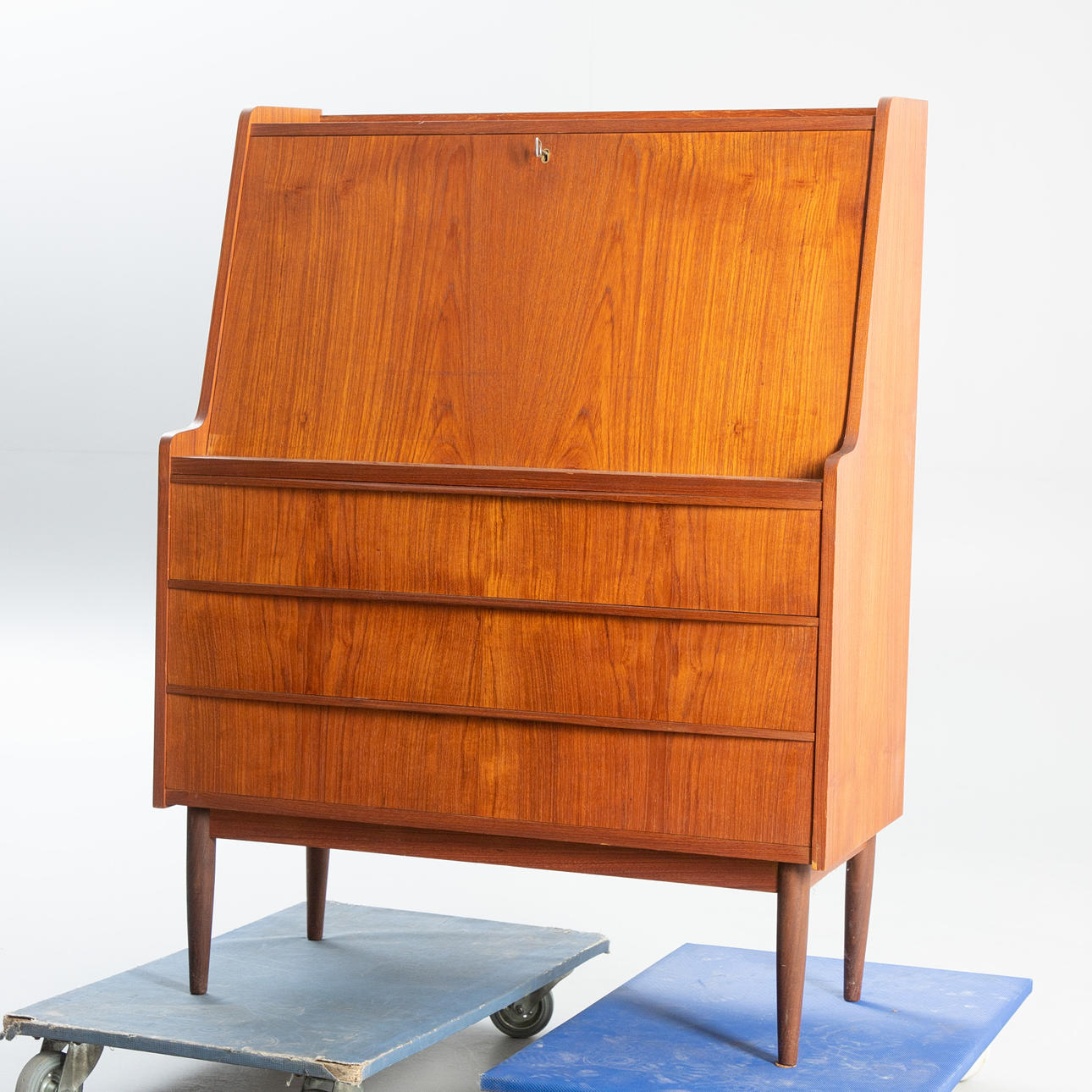 Teak sekreterare, 2. 1900-talets hälft.