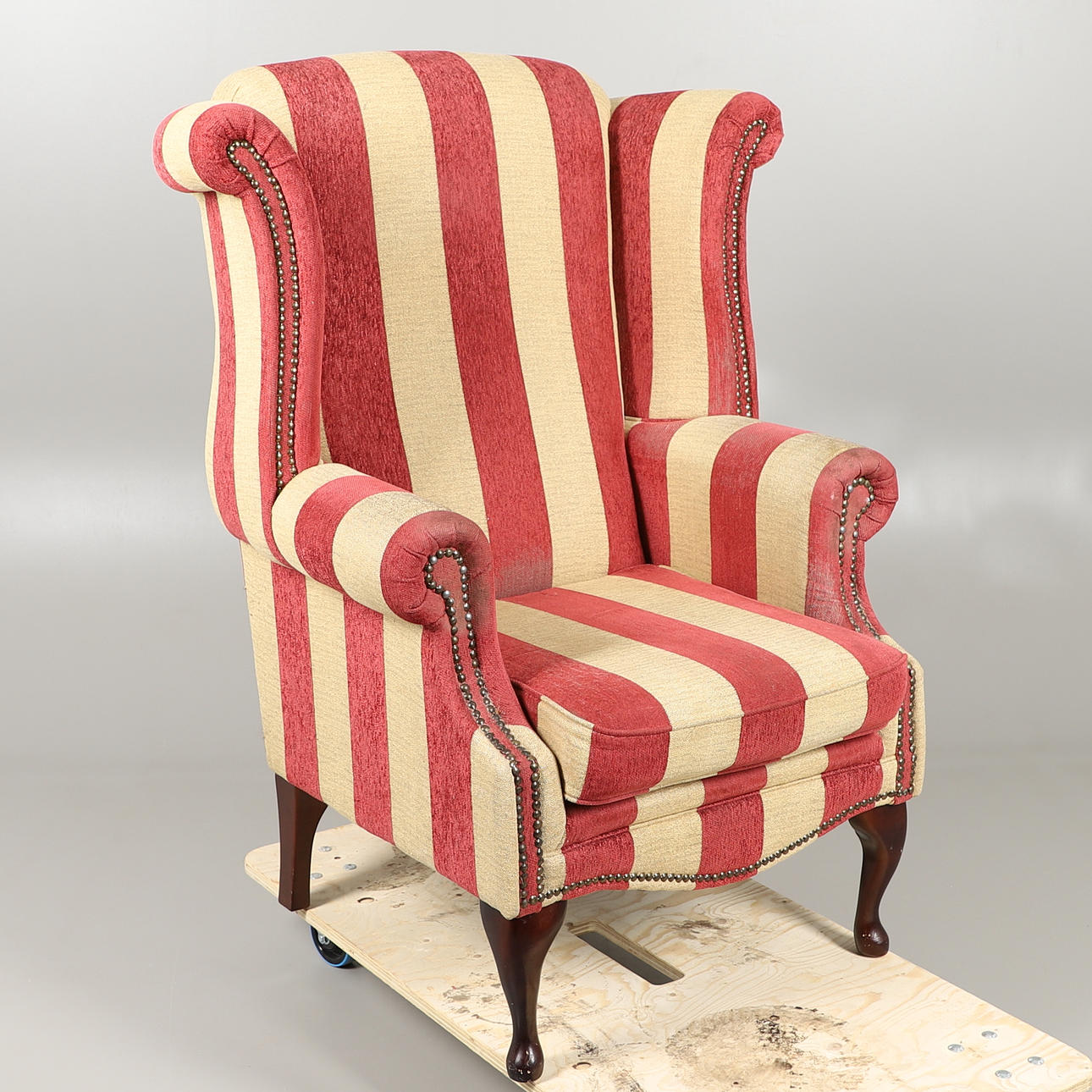 EN MODERN WINGBACK FÅTÖLJ.