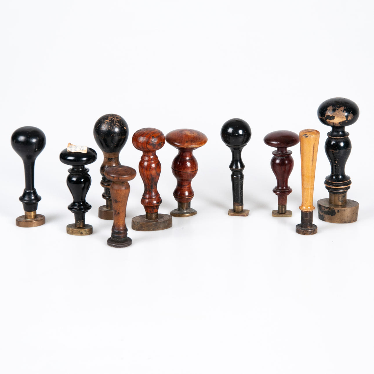 SIEGELSTEMPEL. 10 Stück, Holz und Messing.