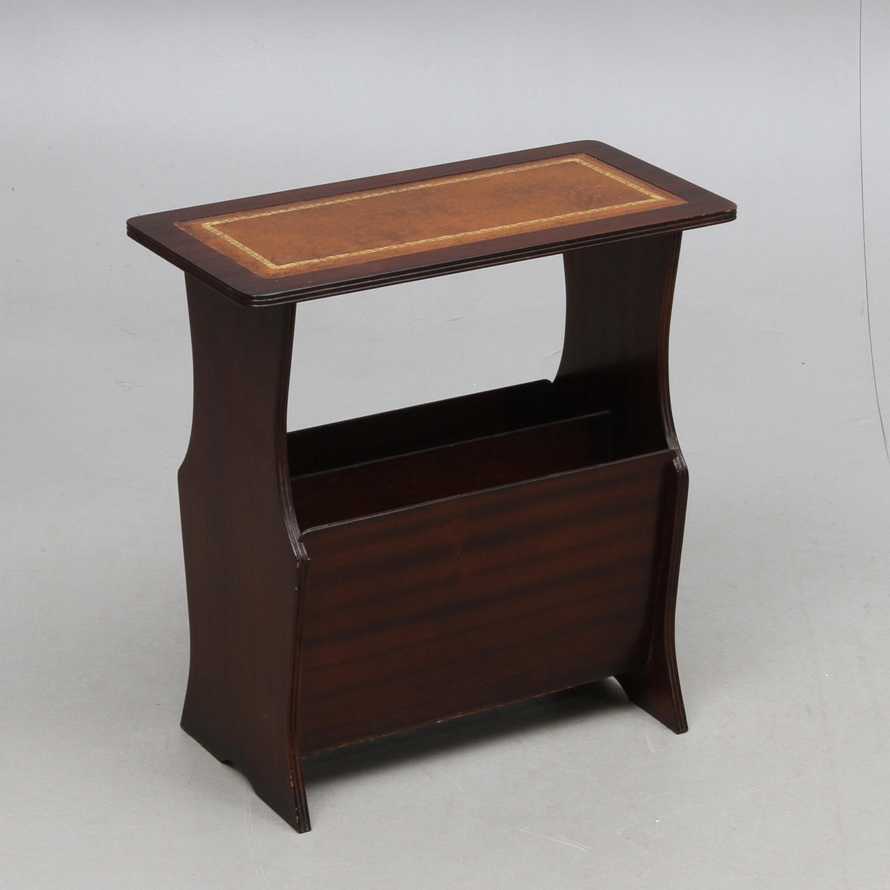 TIDNINGSSTÄLL, George Hensher, England, 1900-tal.