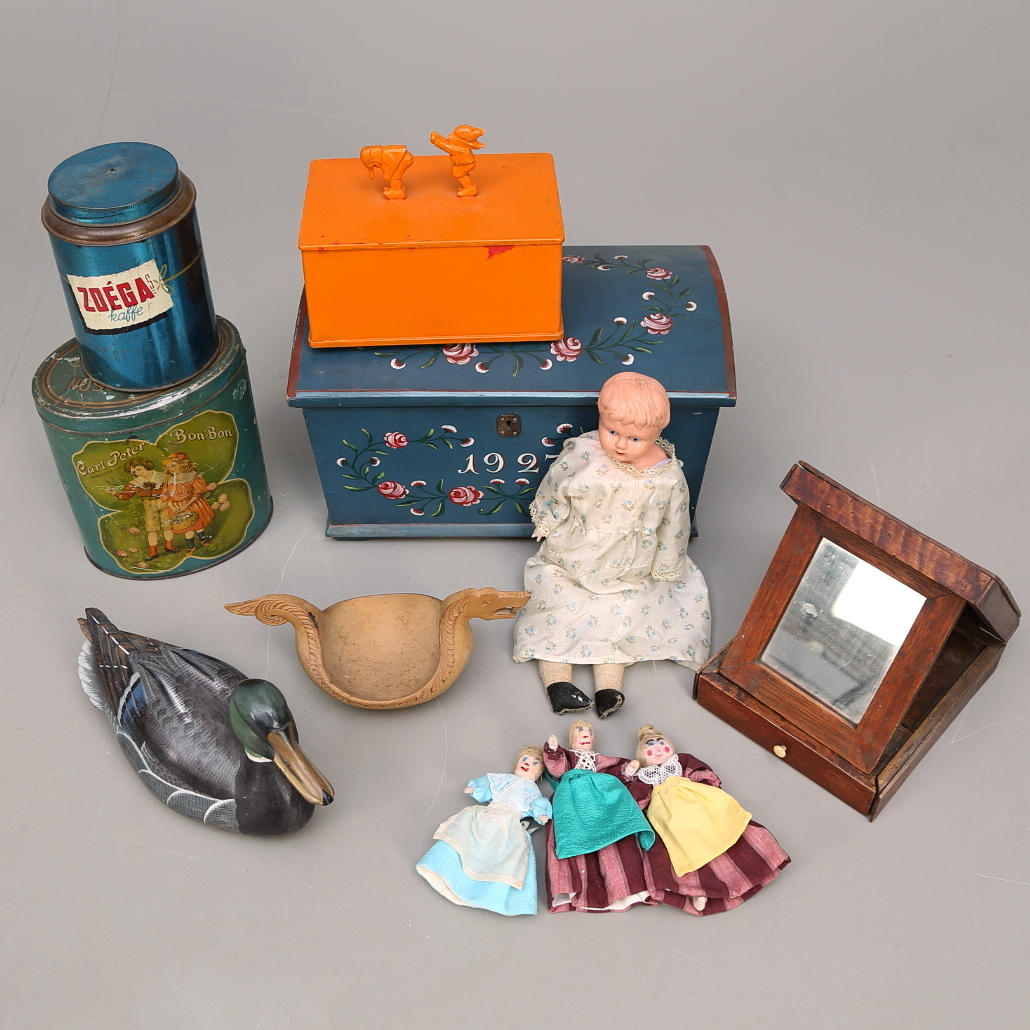 DIVERSE FÖREMÅL, träskrin, dockor, rakspegel, plåtburkar mm.