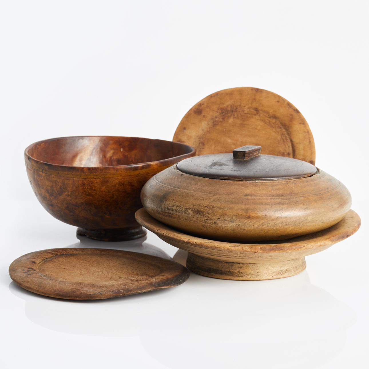 COMMON OBJECTS, 5 pcs, 19th century. Bowls, caskets and plates, partly dated / marked.