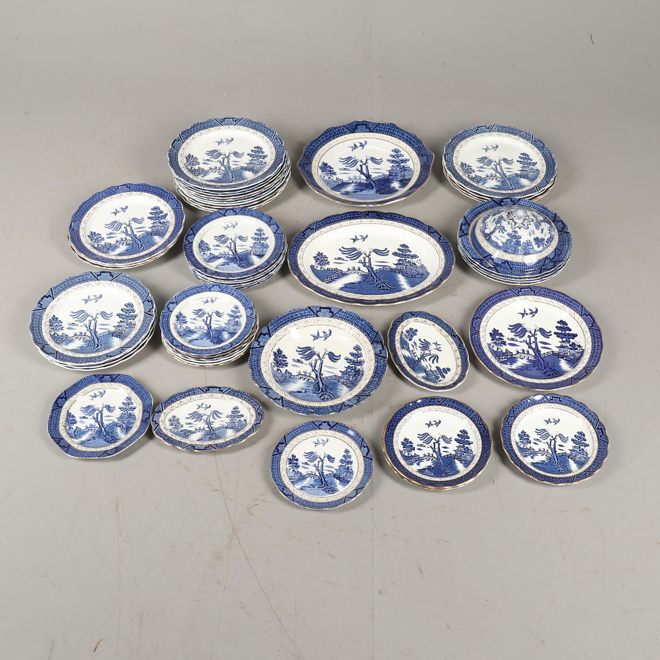 BOOTHS WILLOW PATTERN DINNER SERVICE.