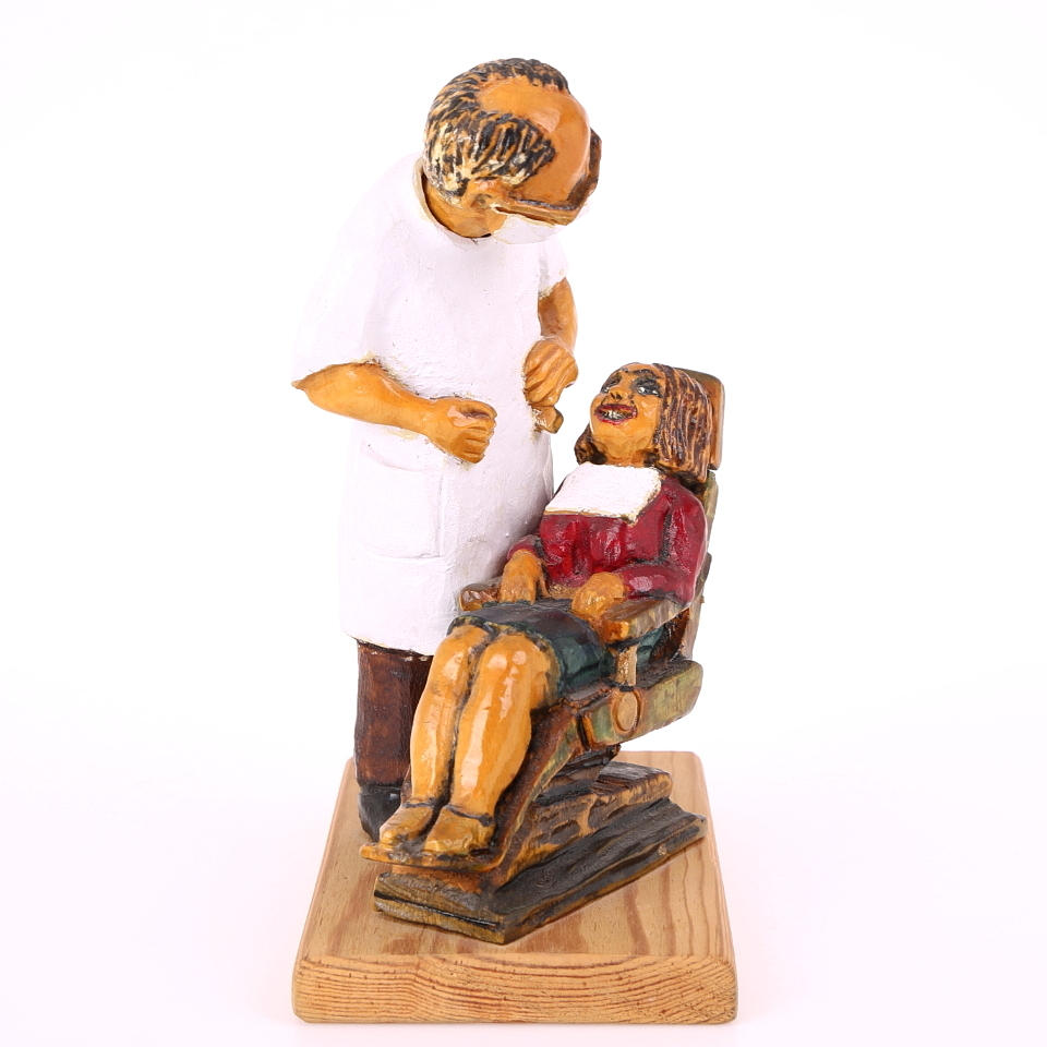 JAN HÅKANSSON. Figur, trä, hos tandläkaren, signerad, daterad -92.