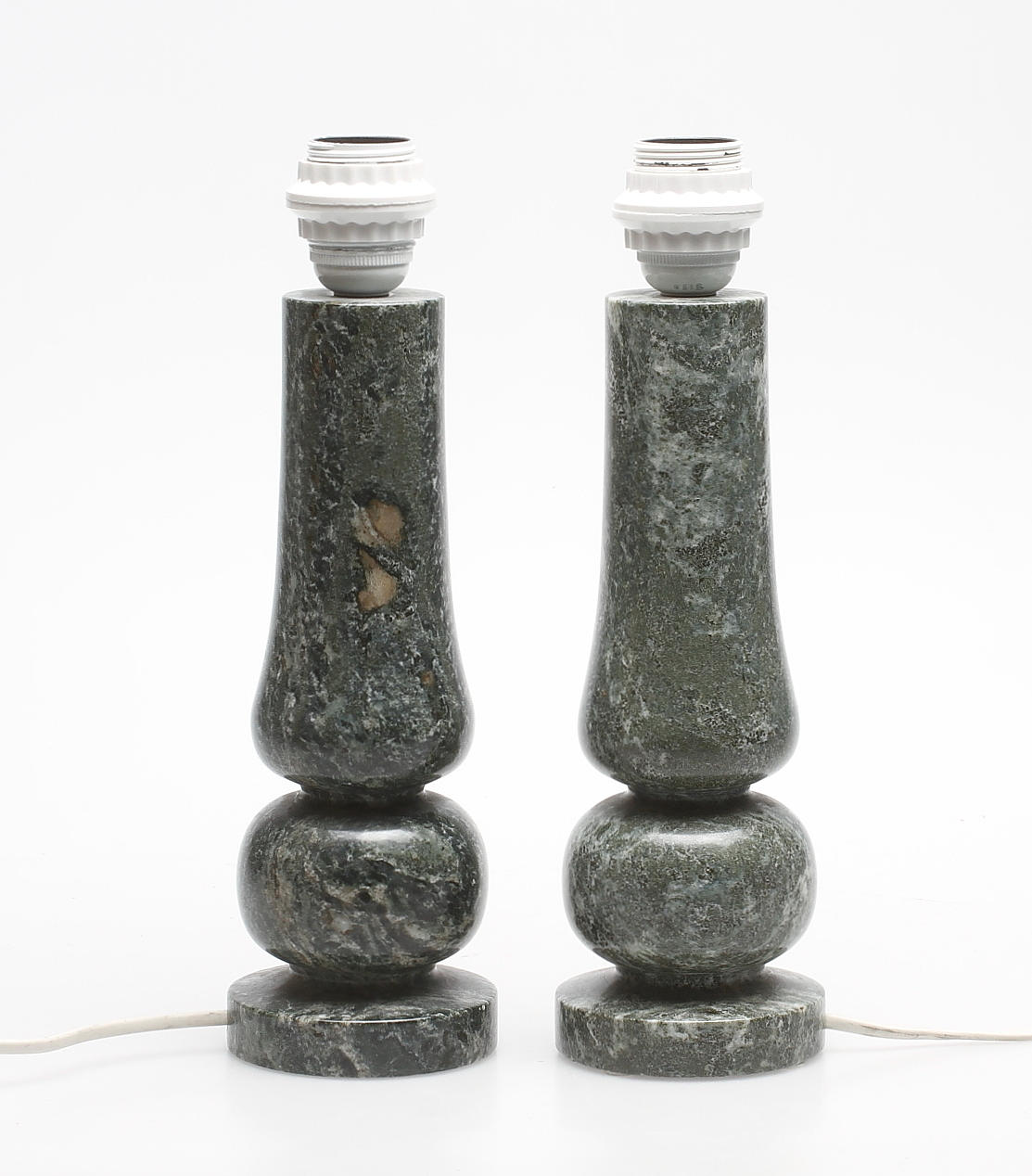 LAMPFÖTTER, ett par, kolmårdsmarmor, Walter Gustafsson, Kolmården, 1900-talets andra hälft.
