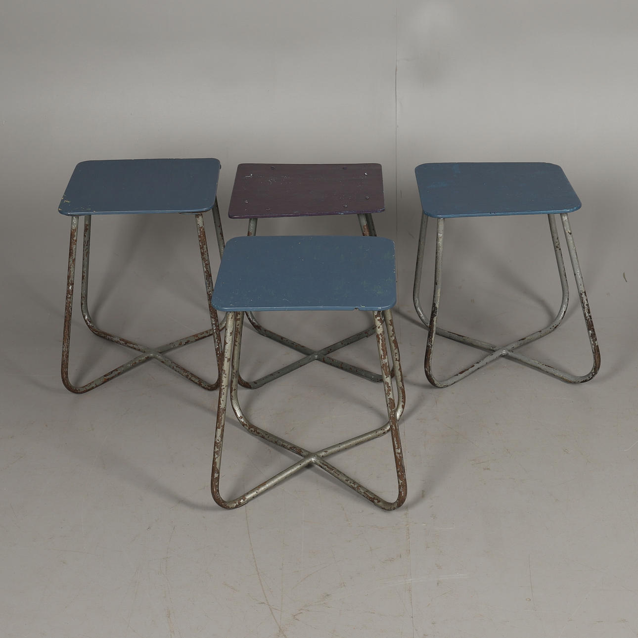 VIER KONVOLUT HOCKER IM INDUSTRIELLEN STIL.