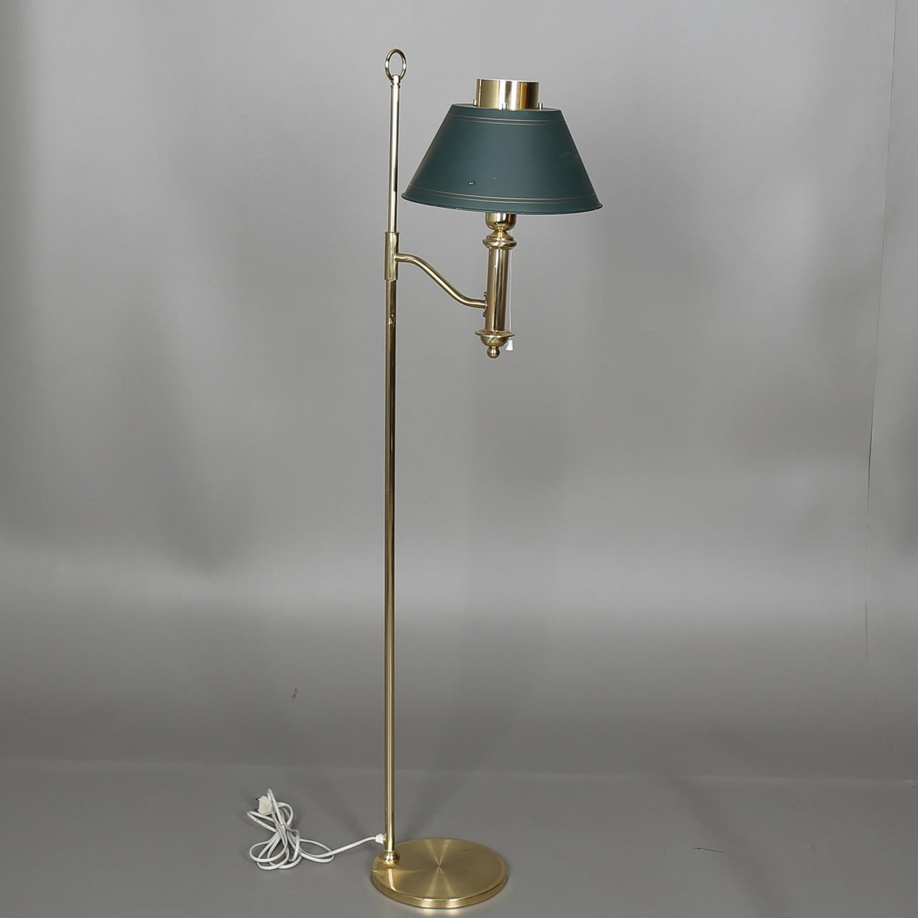 GOLVLAMPA i gulmetall med plåtskärm, ÖIA, Örsjö, 1900-talets senare hälft.