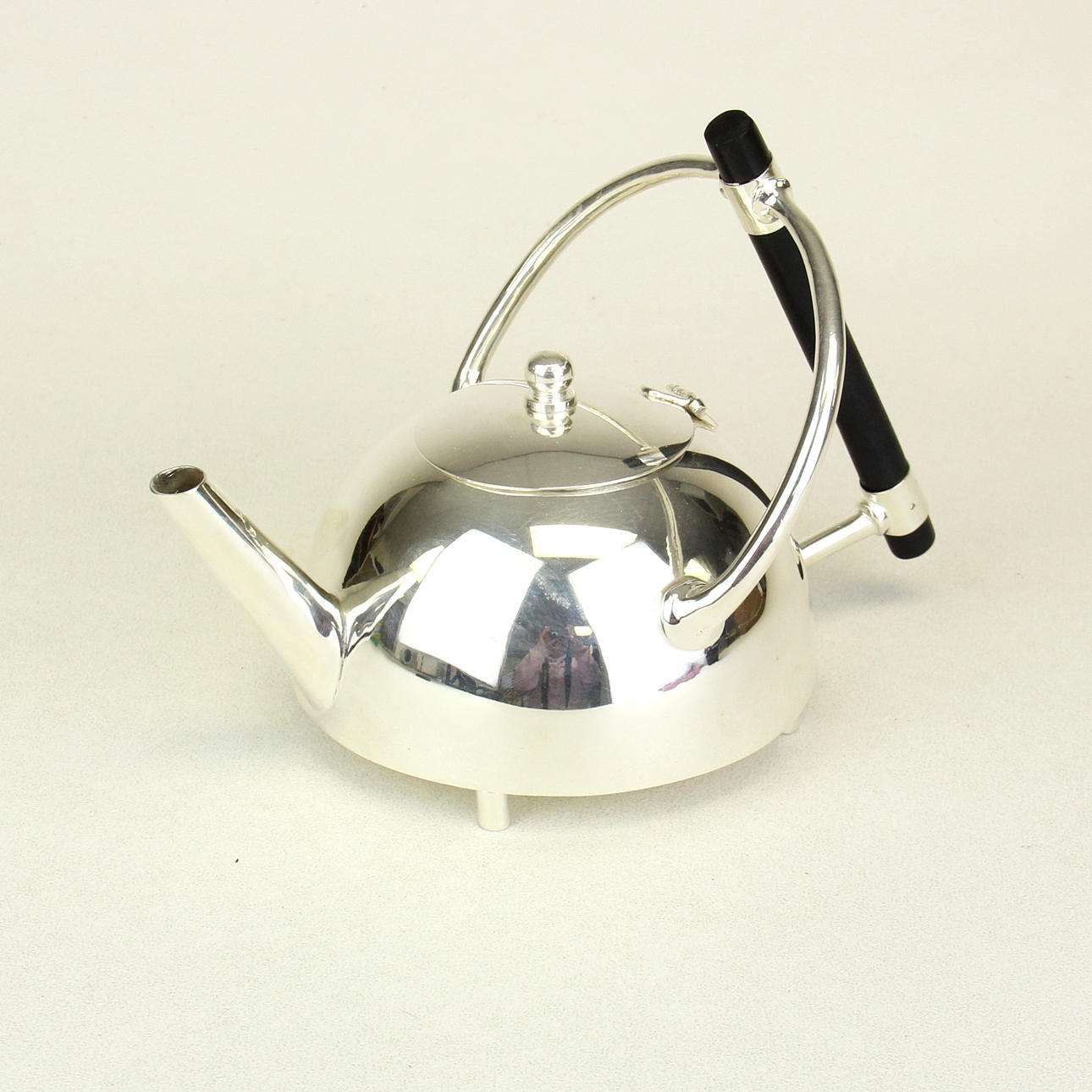 TEEKANNE IM CHRISTOPHER DRESSER-STIL.