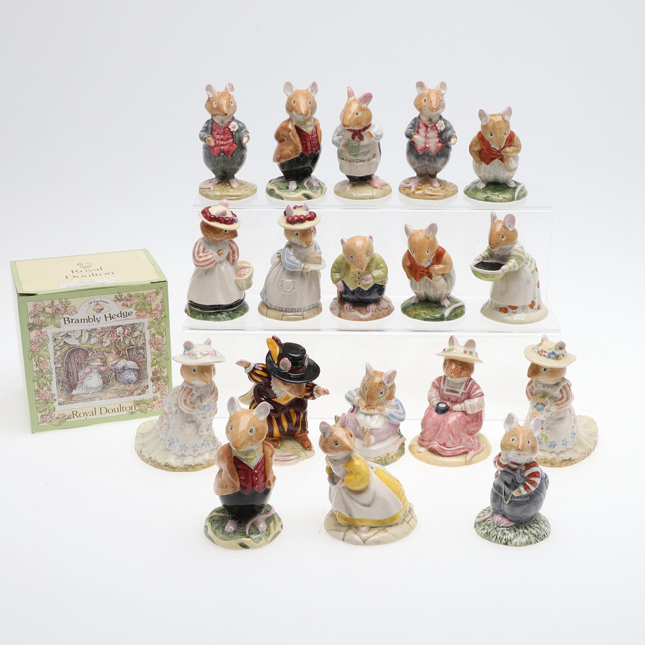EINE SAMMLUNG VON ROYAL DOULTON BRAMBLY HEDGE FIGUREN.