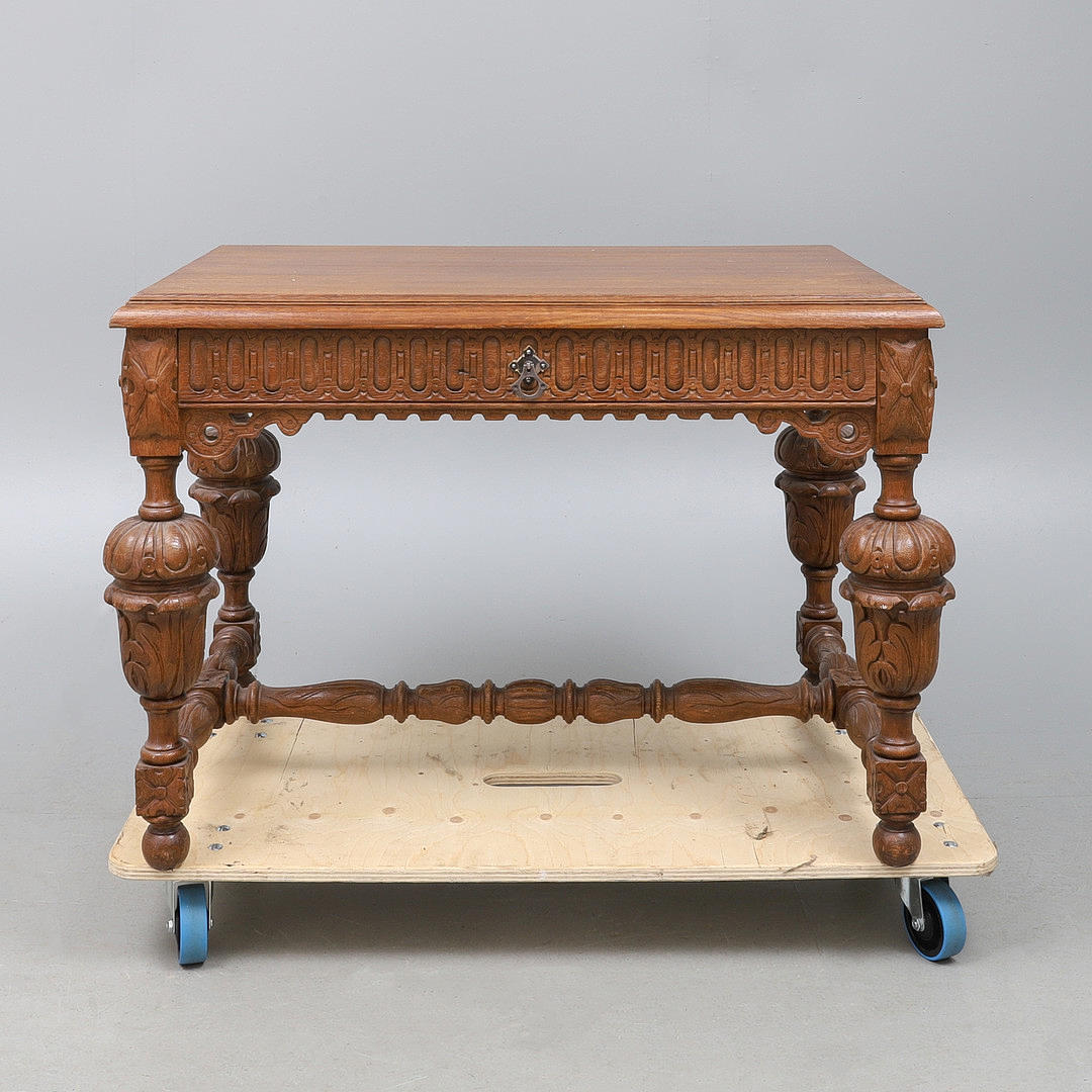 UNA MESA AUXILIAR RECTANGULAR DE ROBLE ESTILO TUDOR DE REPRODUCCIÓN.