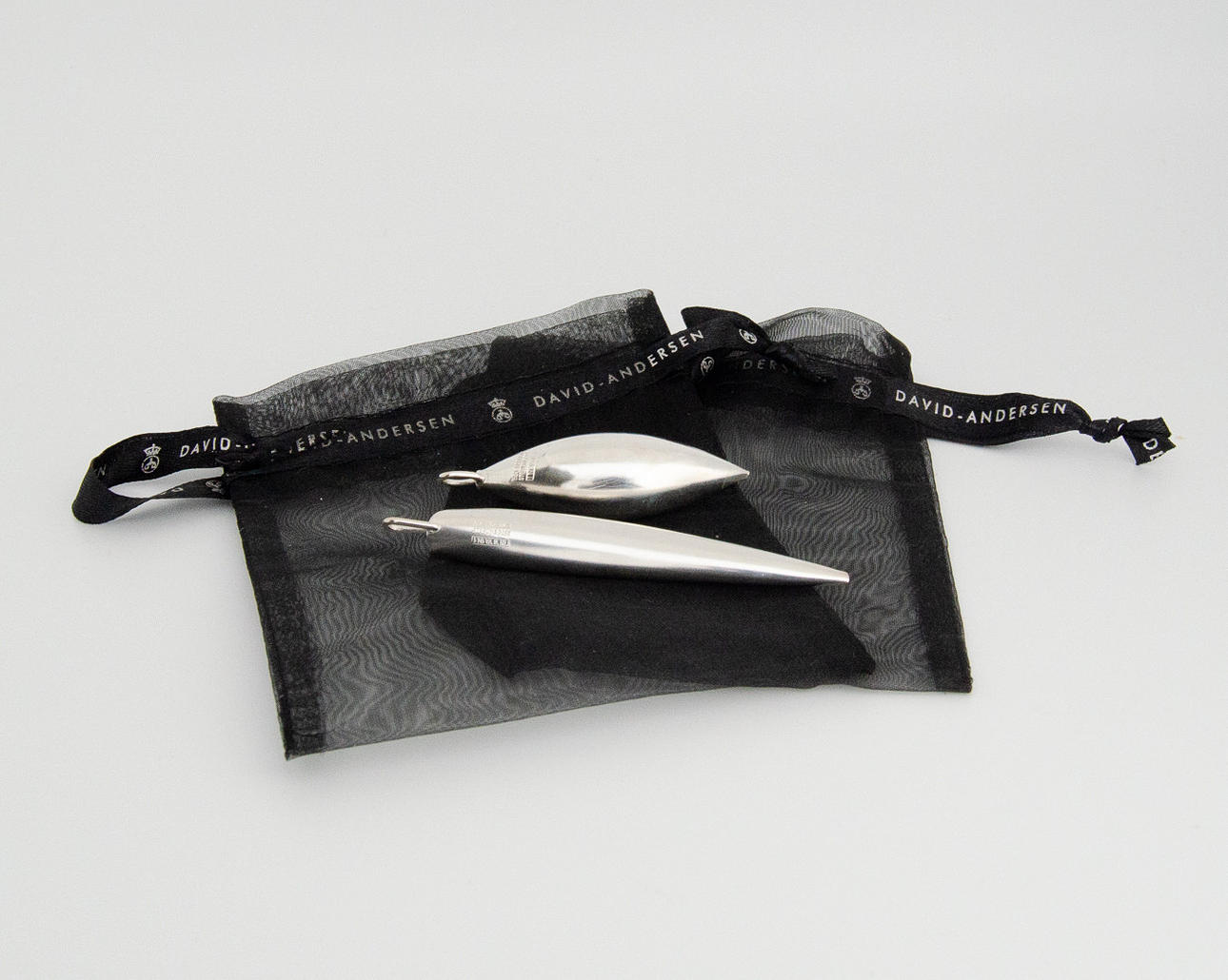 DAVID-ANDERSEN, designer Ingjerd Hanevold. Norge. Sølv vedhæng. Design: Hende.