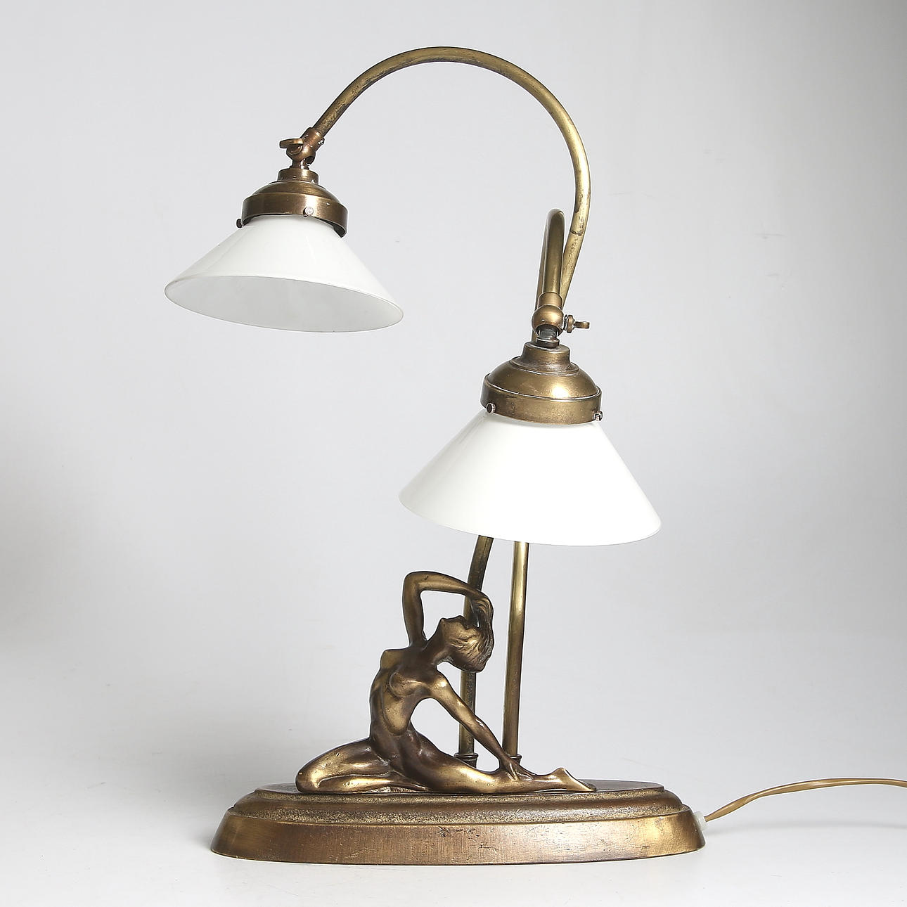 BORDSLAMPA, patinerd mässing samt glas, Art deco-stil, 1900-talets sista kvartal.