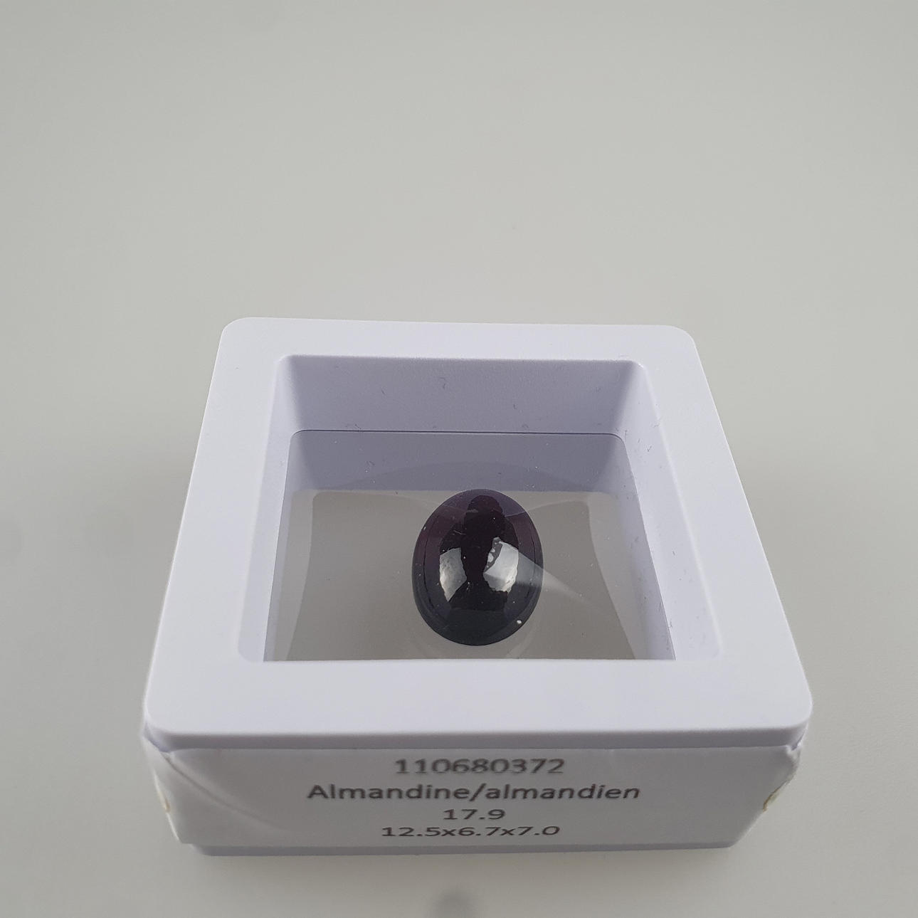 - Almandin granat. Oval, 17,9 ct.