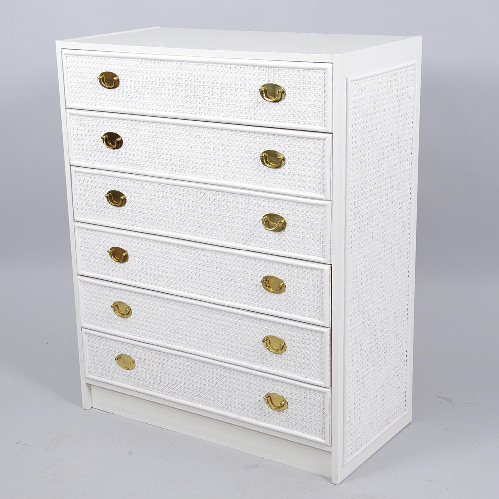 BYRÅ, 6-lådig, vitmålad med rotting i lådor och sidor.