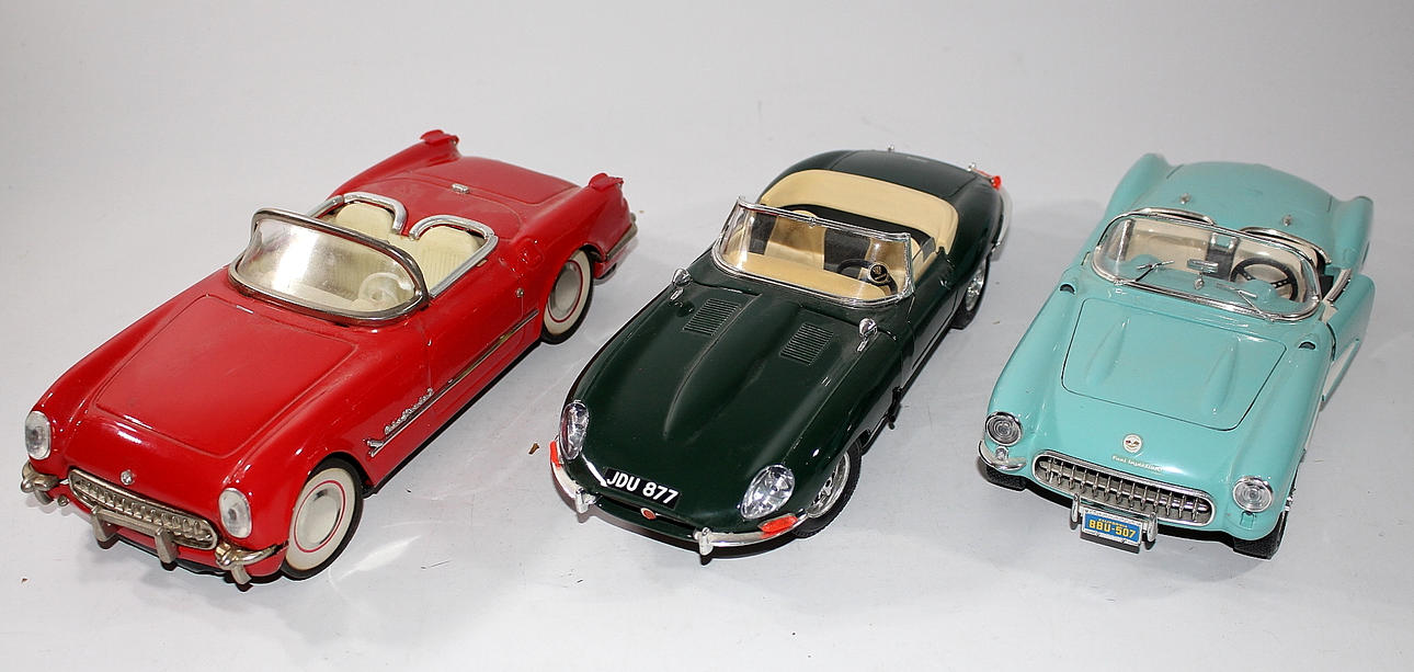 SAMLARLEKSAK, Burago, bilar, 2+1 stycken, 1:18, Italien.