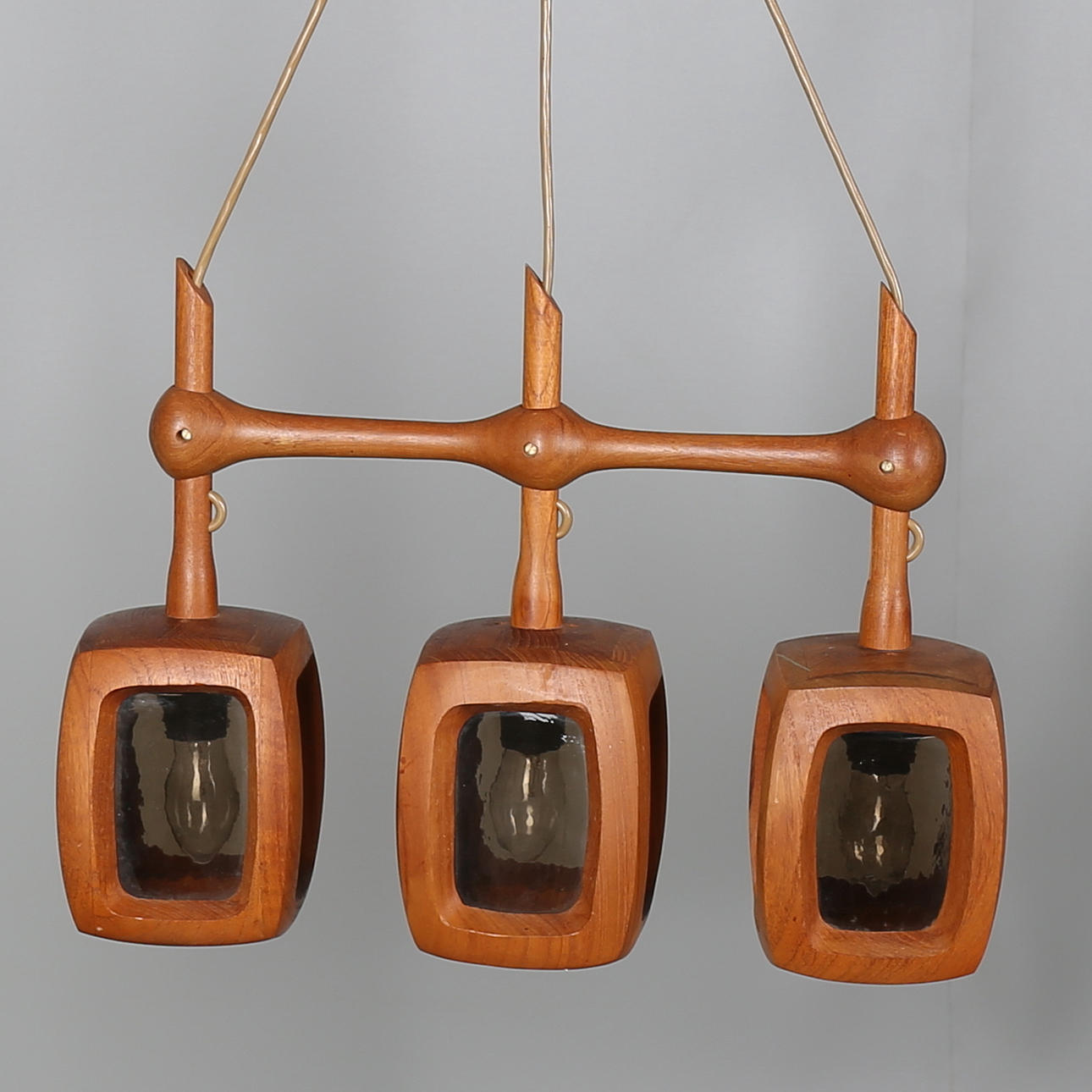 TAKLAMPA i teak, tre-armad, 1960-tal.