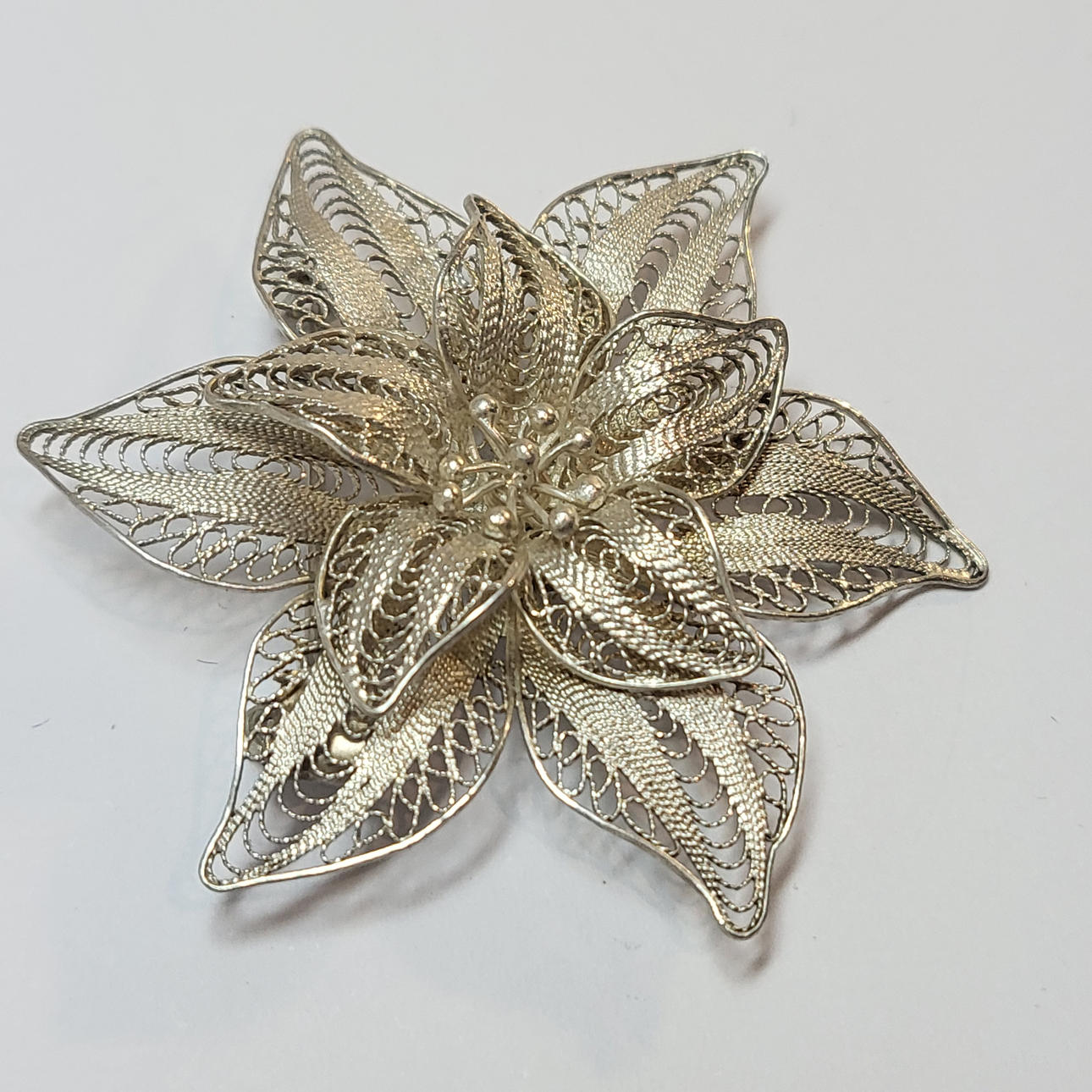 SILVER FILIGREE FLOWER BROOCH.