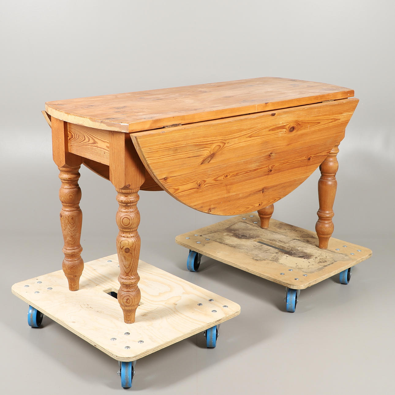 A PINE DROP FLAP KITCHEN TABLE.