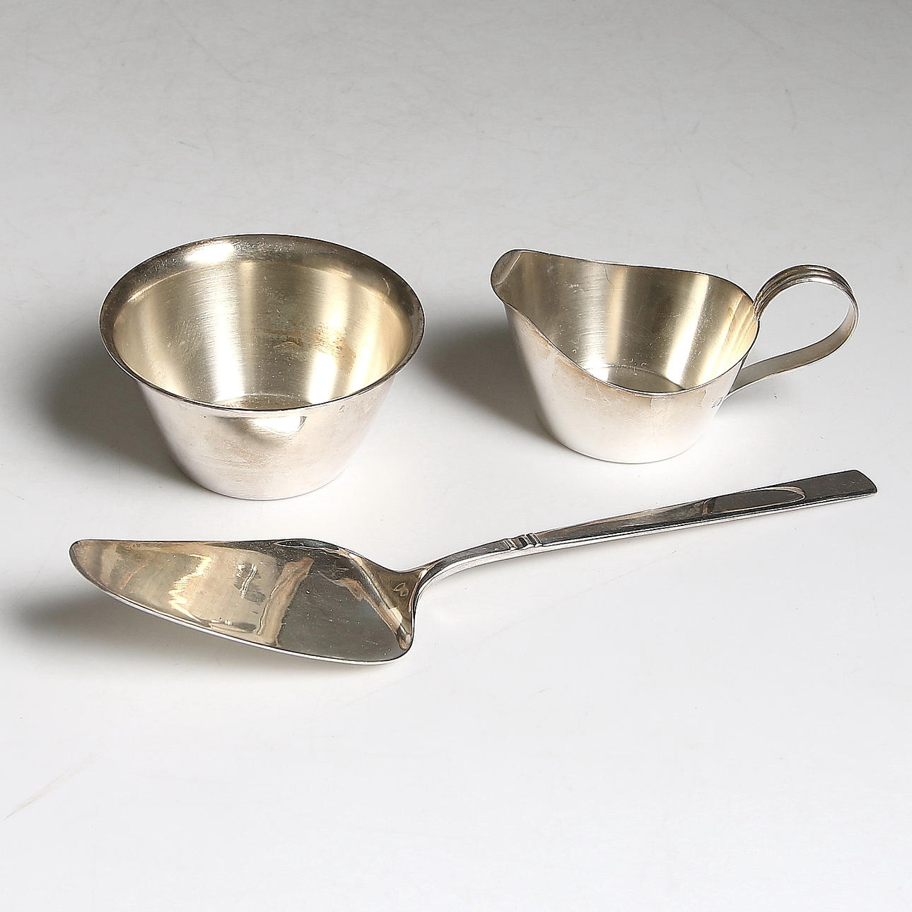 GRÄDDKANNA, SOCKERSKÅL samt TÅRTSPADE, 3 delar, silver, TESI, Göteborg och Marklunds Guldsmeds AB, Uppsala. Vikt 110 gram.