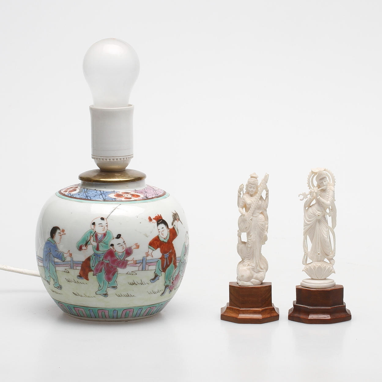 BORDSLAMPA, porslin samt SKULPTURER, 2 st, ostindiska.