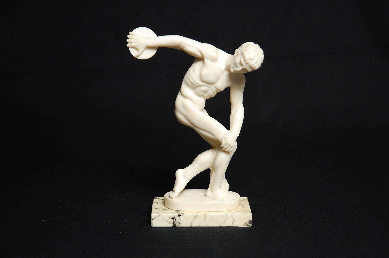 SKULPTUR, " Diskuskastaren " sten, på marmorsockel.