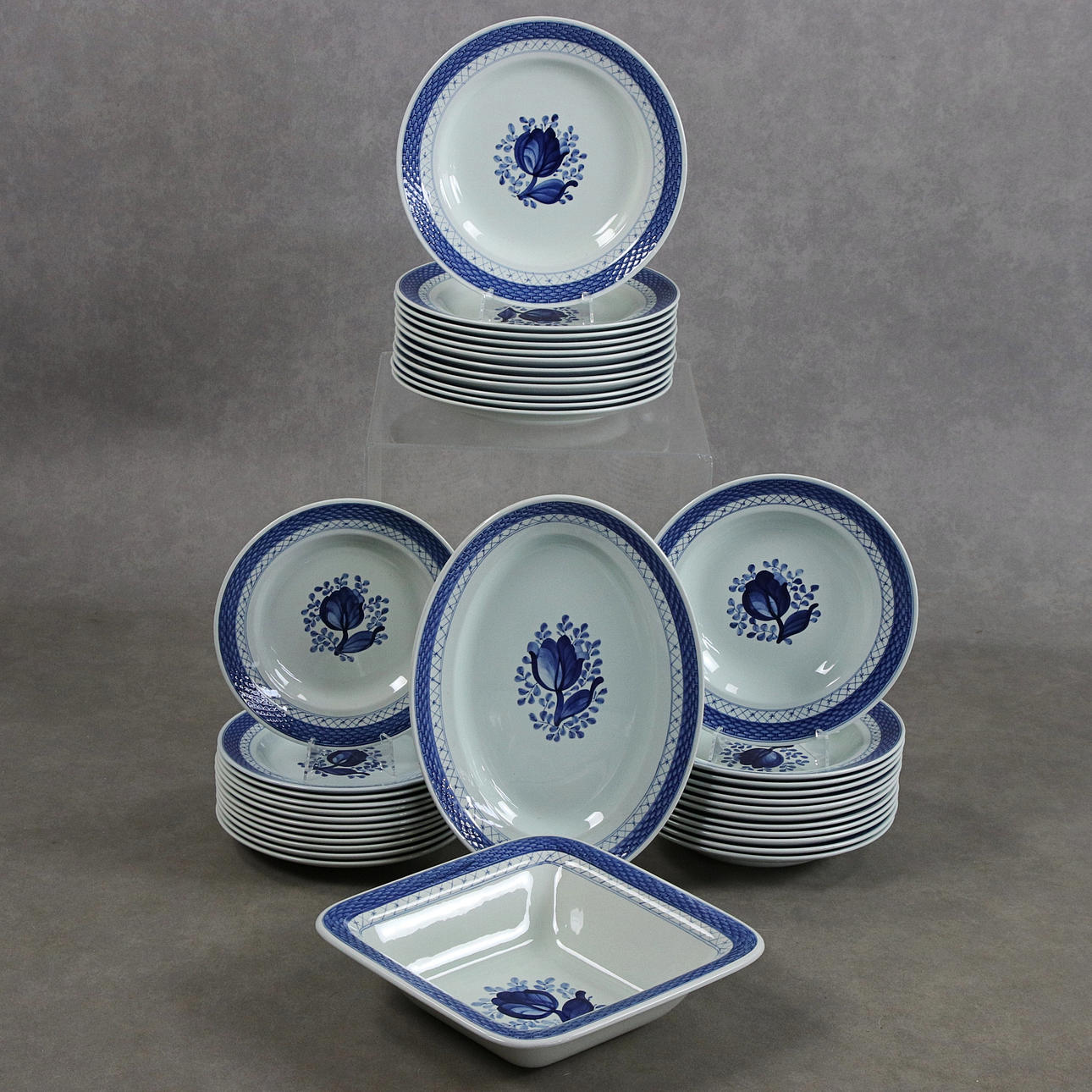 SPISEDELE, 38 dele, porcelæn, "Tranquebar", Aluminia, Danmark.