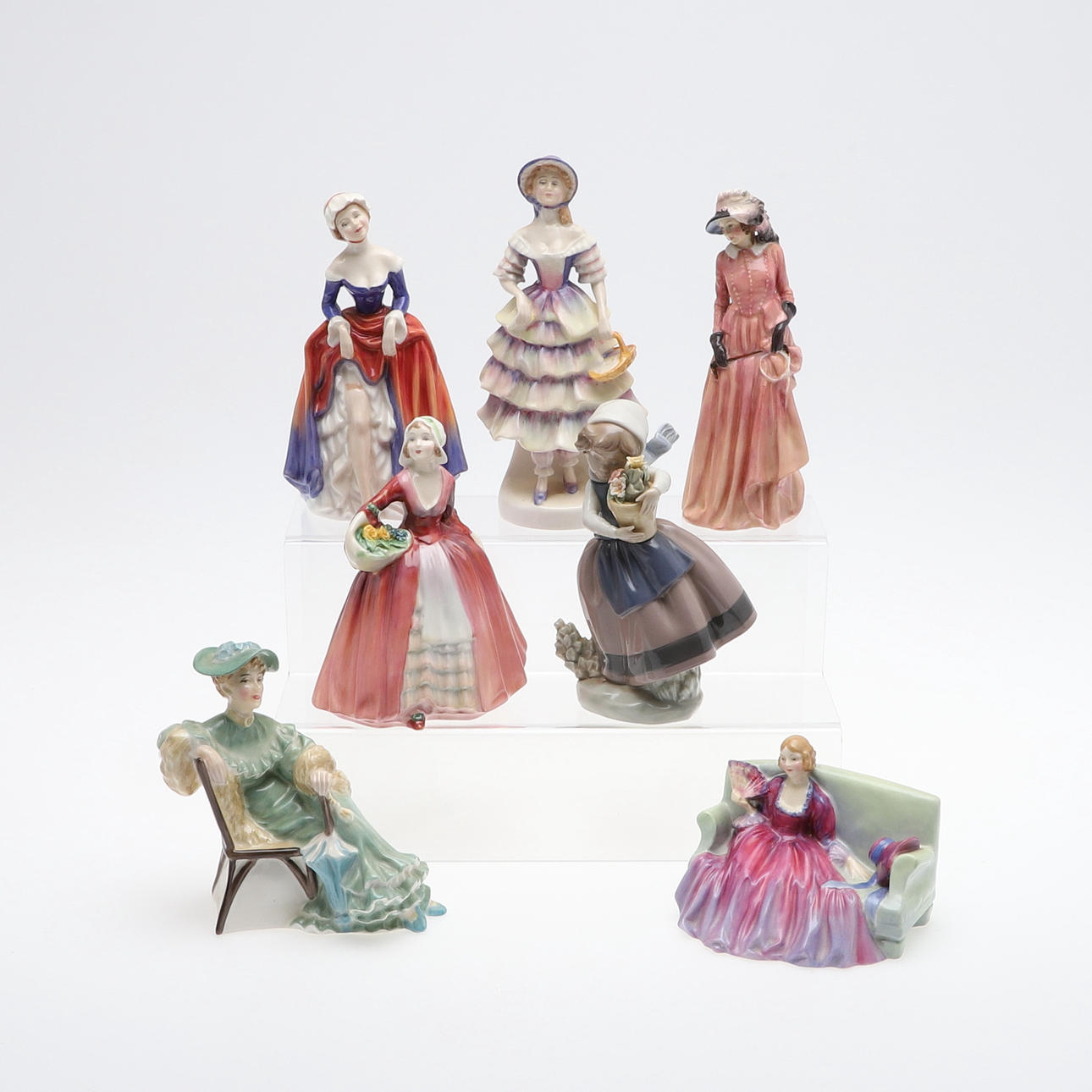 SECHS ROYAL DOULTON-DAMENFIGUREN UND EINE LLADRO-FIGUR.