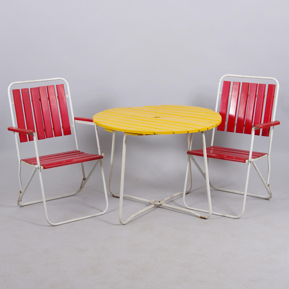 TRÄDGÅRDSMÖBLER, bord samt 2 karmstolar.