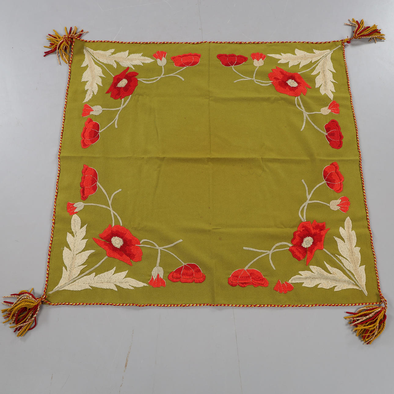 TEXTIL, Bauernstil, 20. Jahrhundert, Dekor mit Blumen.