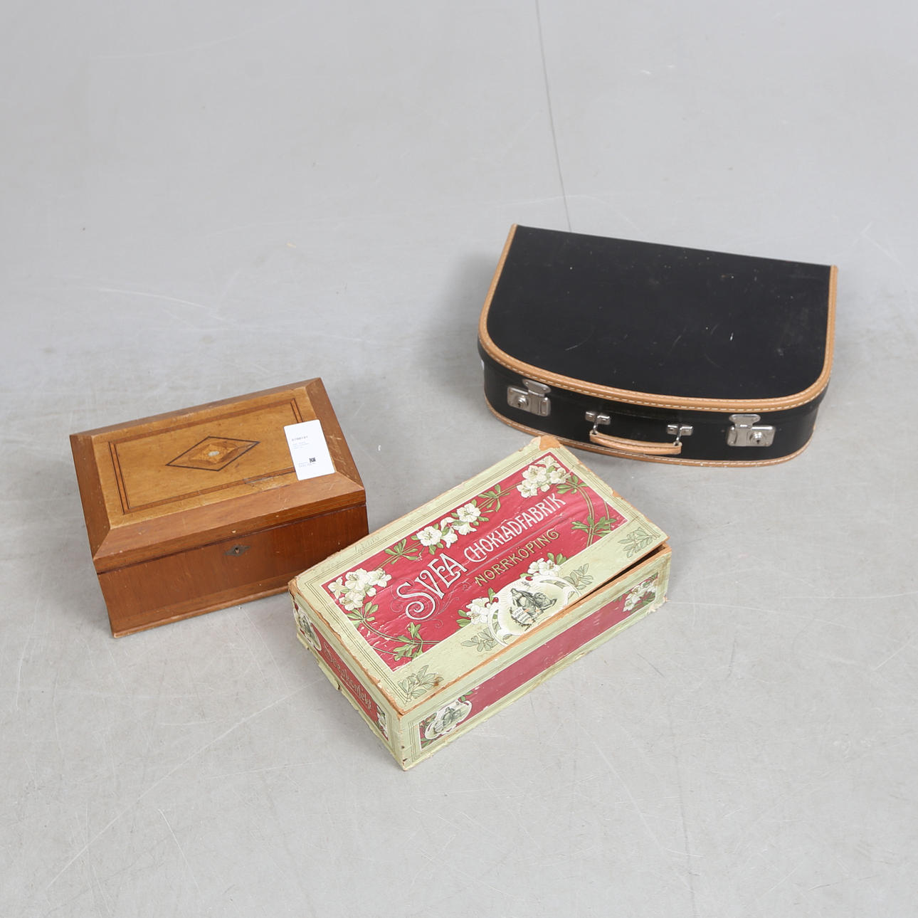 ASH, BAG AND SISTER CHEST, 1900s.