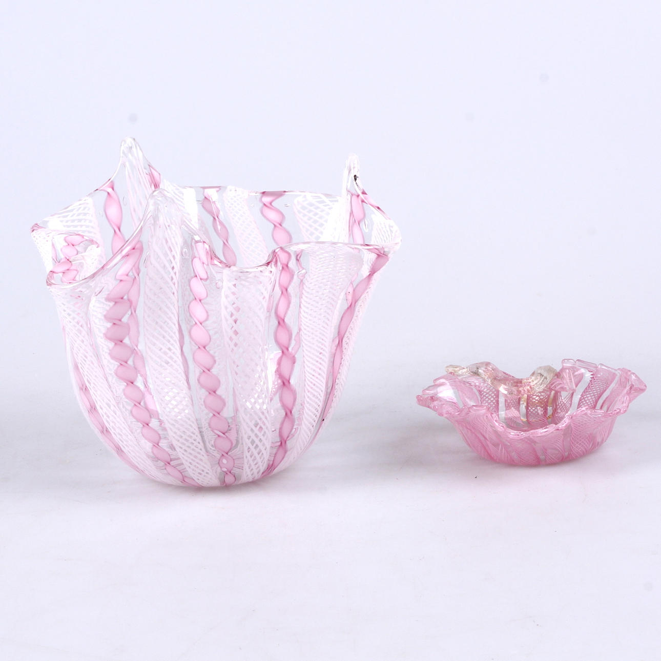 NÄSDUKSVAS, samt fat, glas, 1900-tal.