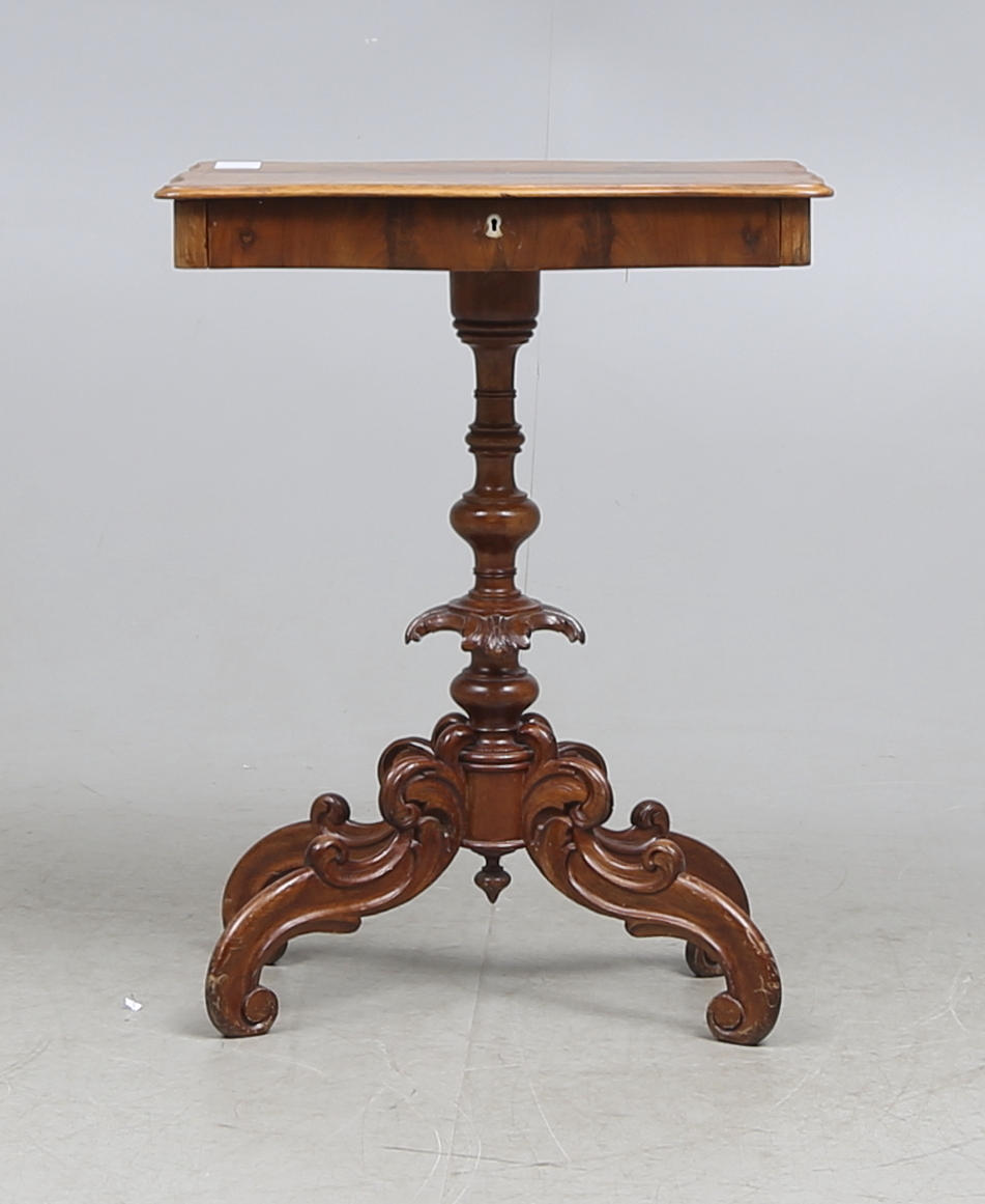 SYBORD med låda, valnöt, 18/1900-tal.