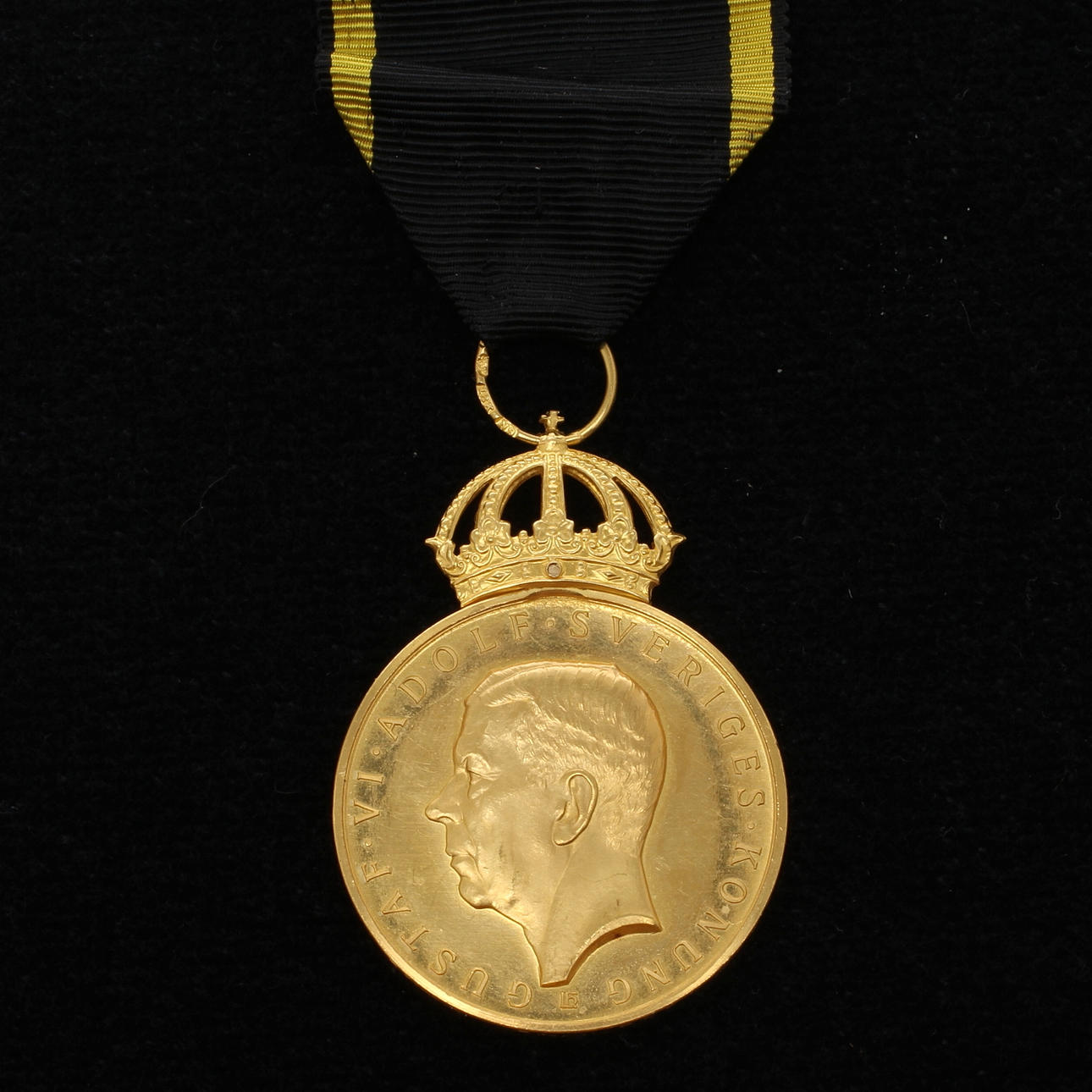 FÖRTJÄNSTMEDALJ, 23k samt 18k guld, Gustav VI / Af Kongl. Sällskapet Pro Patria. 1963.